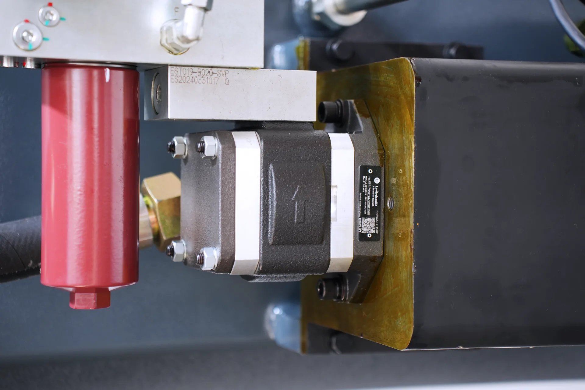 Автоматизированный листогибочный станок, PBS-135T3200 DA58Tx, 4+1-осевой листогибочный станок - Фотографии 11 Автоматизированный листогибочный станок, PBS-135T3200 DA58Tx, 4+1-осевой листогибочный станок - гидравлический масляный насос Rexroth.