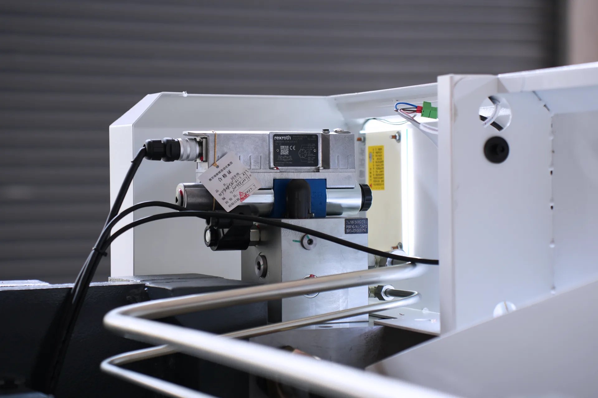 Автоматизированный листогибочный станок, PBS-135T3200 DA58Tx, 4+1-осевой листогибочный станок - Фотографии 13 Автоматизированный листогибочный станок, PBS-135T3200 DA58Tx, 4+1-осевой листогибочный станок - пропорциональный клапан Rexroth.