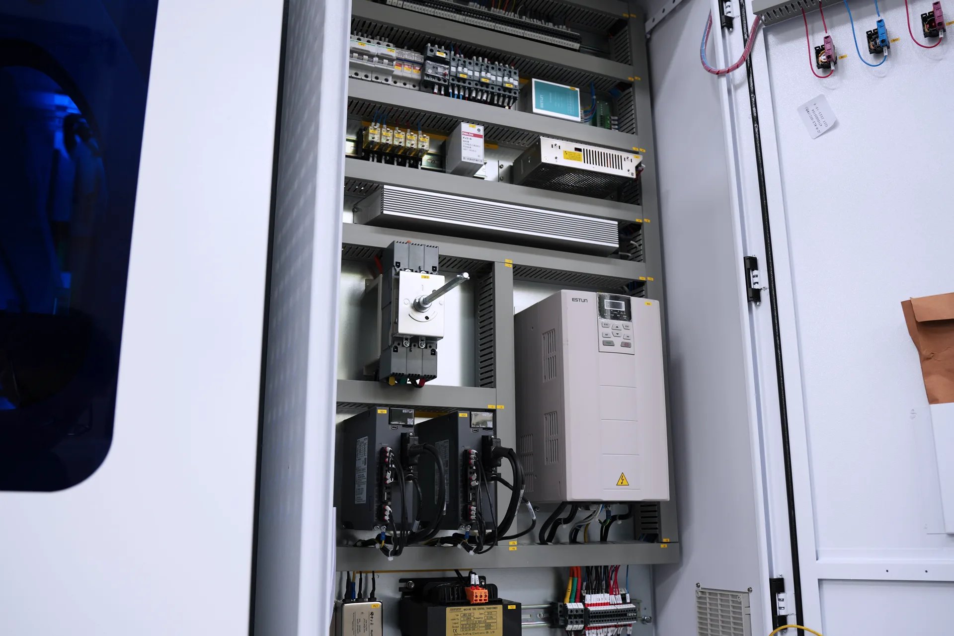 Автоматизированный листогибочный станок, PBS-135T3200 DA58Tx, 4+1-осевой листогибочный станок - Фотографии 9 Автоматизированный листогибочный станок, PBS-135T3200 DA58Tx, 4+1-осевой листогибочный станок - Schneider Electric.