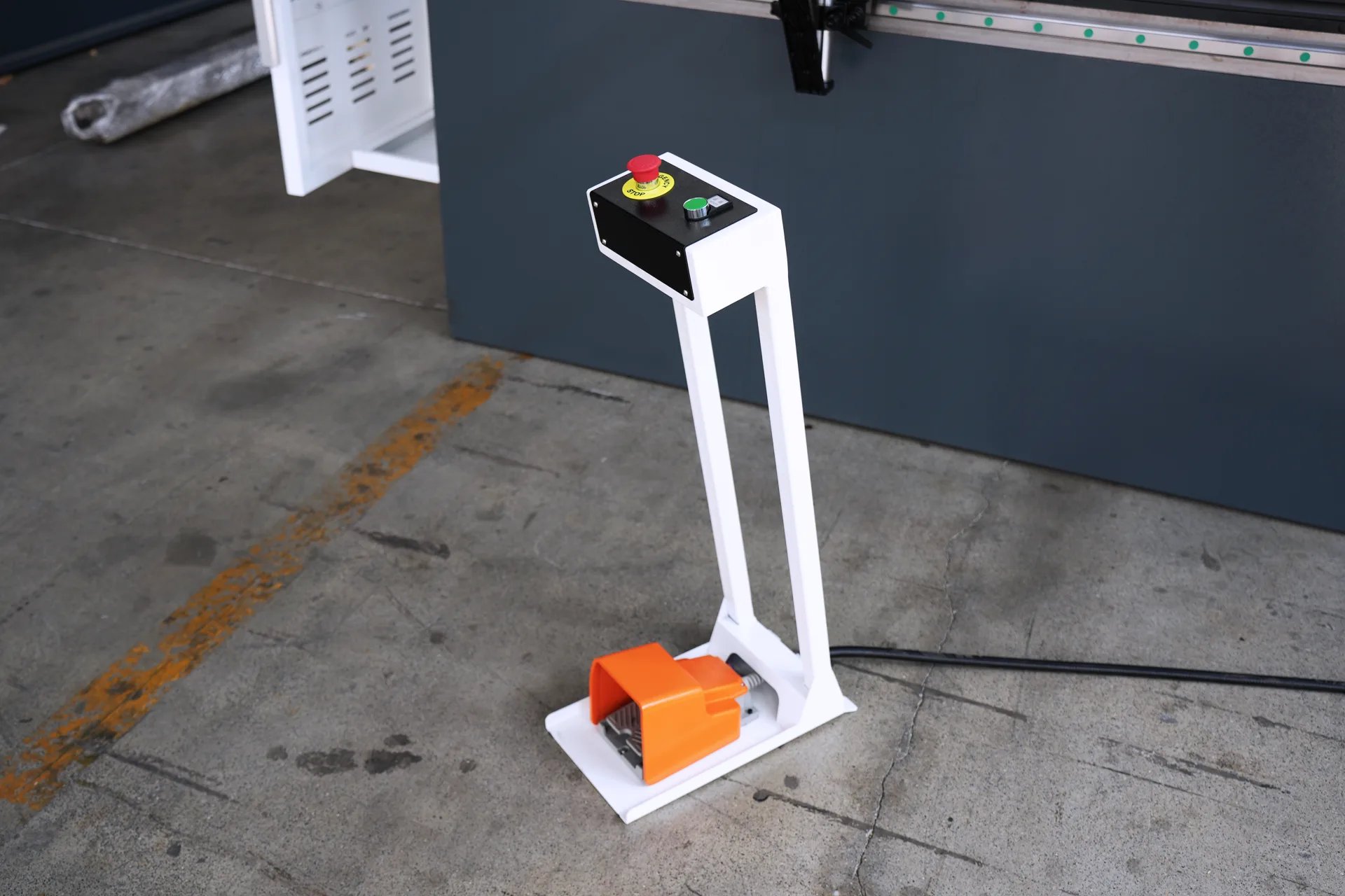 Автоматизированный листогибочный станок, PBS-135T3200 DA58Tx, 4+1-осевой листогибочный станок - Фотографии 20 Автоматизированный листогибочный станок, PBS-135T3200 DA58Tx 4+1-осевой листогибочный станок - ножной переключатель Kacon, Южная Корея