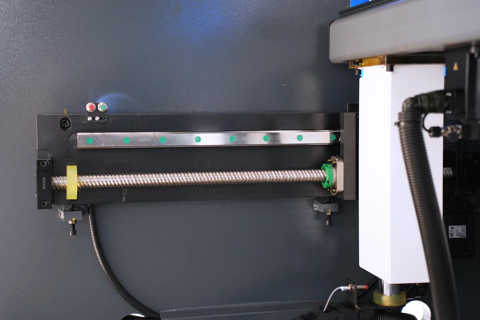 Автоматизированный листогибочный станок, PBS-135T3200 DA58Tx, 4+1-осевой листогибочный станок - Фотографии 14 Автоматизированный листогибочный станок, PBS-135T3200 DA58Tx, 4+1-осевой листогибочный станок - шариковинтовая линейная направляющая по оси X