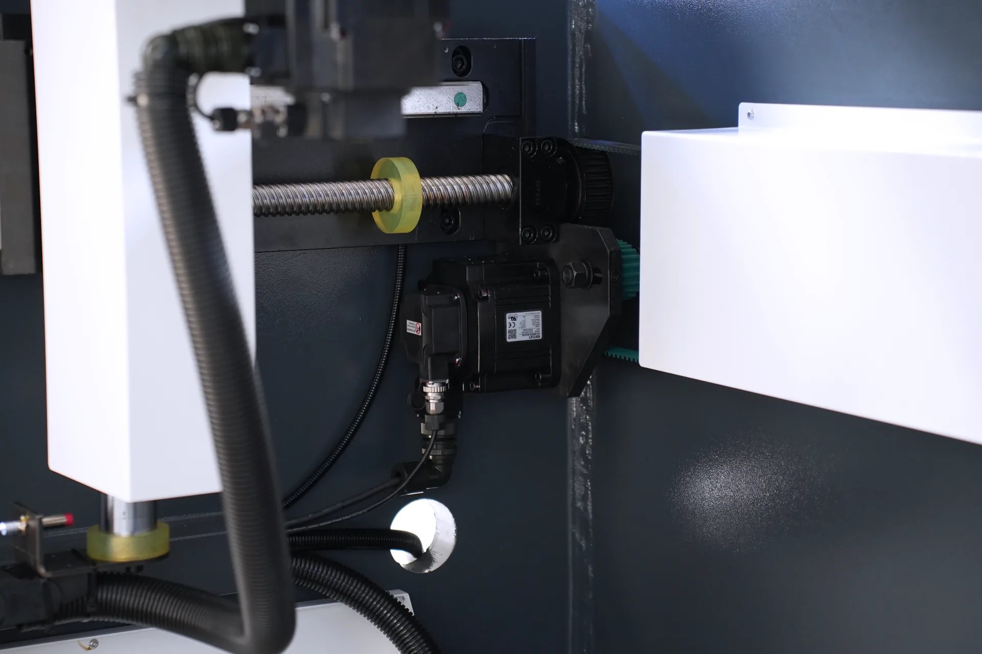 Автоматизированный листогибочный станок, PBS-135T3200 DA58Tx, 4+1-осевой листогибочный станок - Фотографии 16 Автоматизированный листогибочный станок, PBS-135T3200 DA58Tx, 4+1-осевой листогибочный станок - сервомотор по оси X.