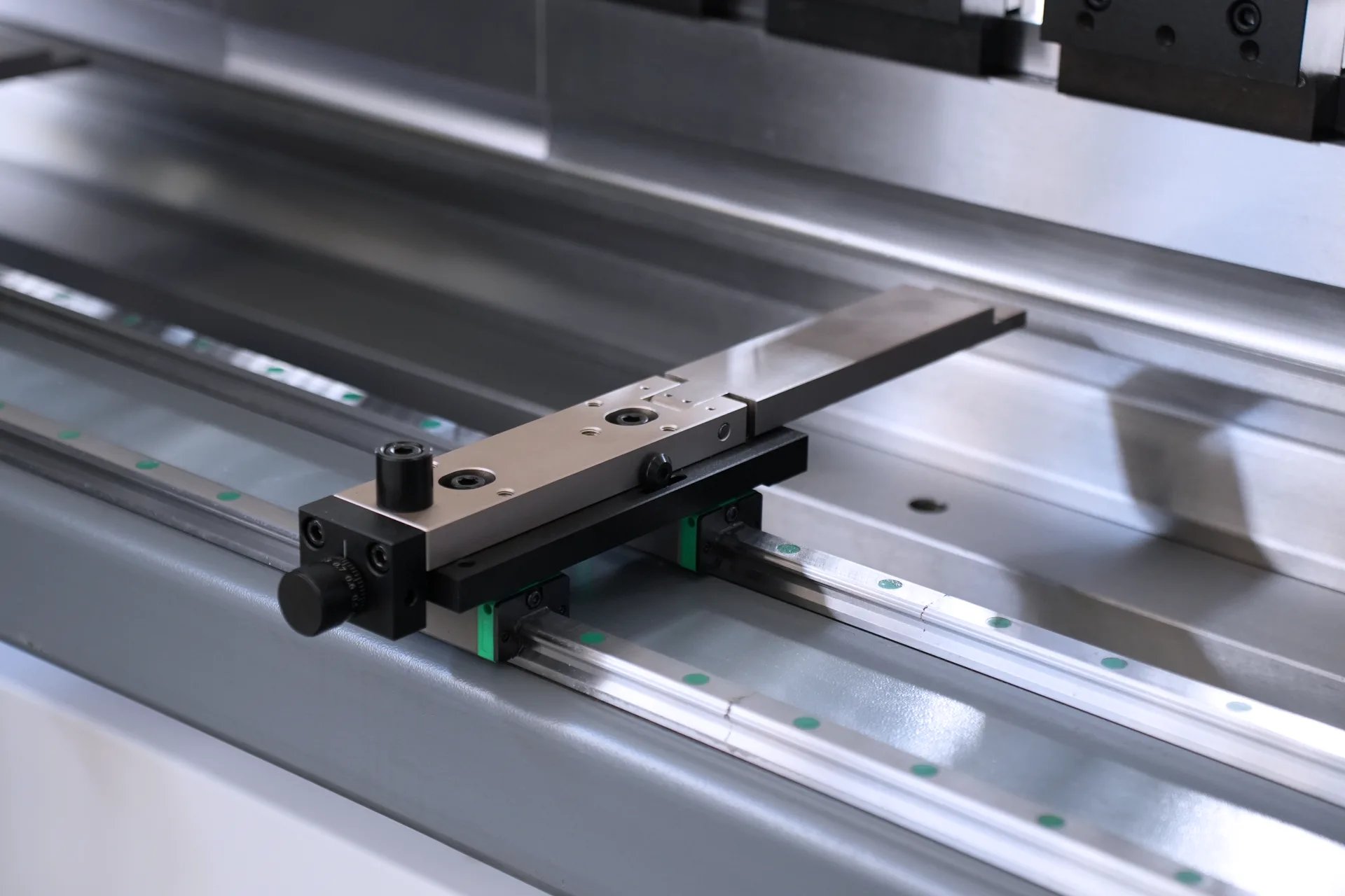 Máquina de Dobrar Chapas Metálicas MB8-250T3200 com 4+1 Eixos, Preço da Máquina de Dobrar Aço de 3 metros - batente traseiro 2