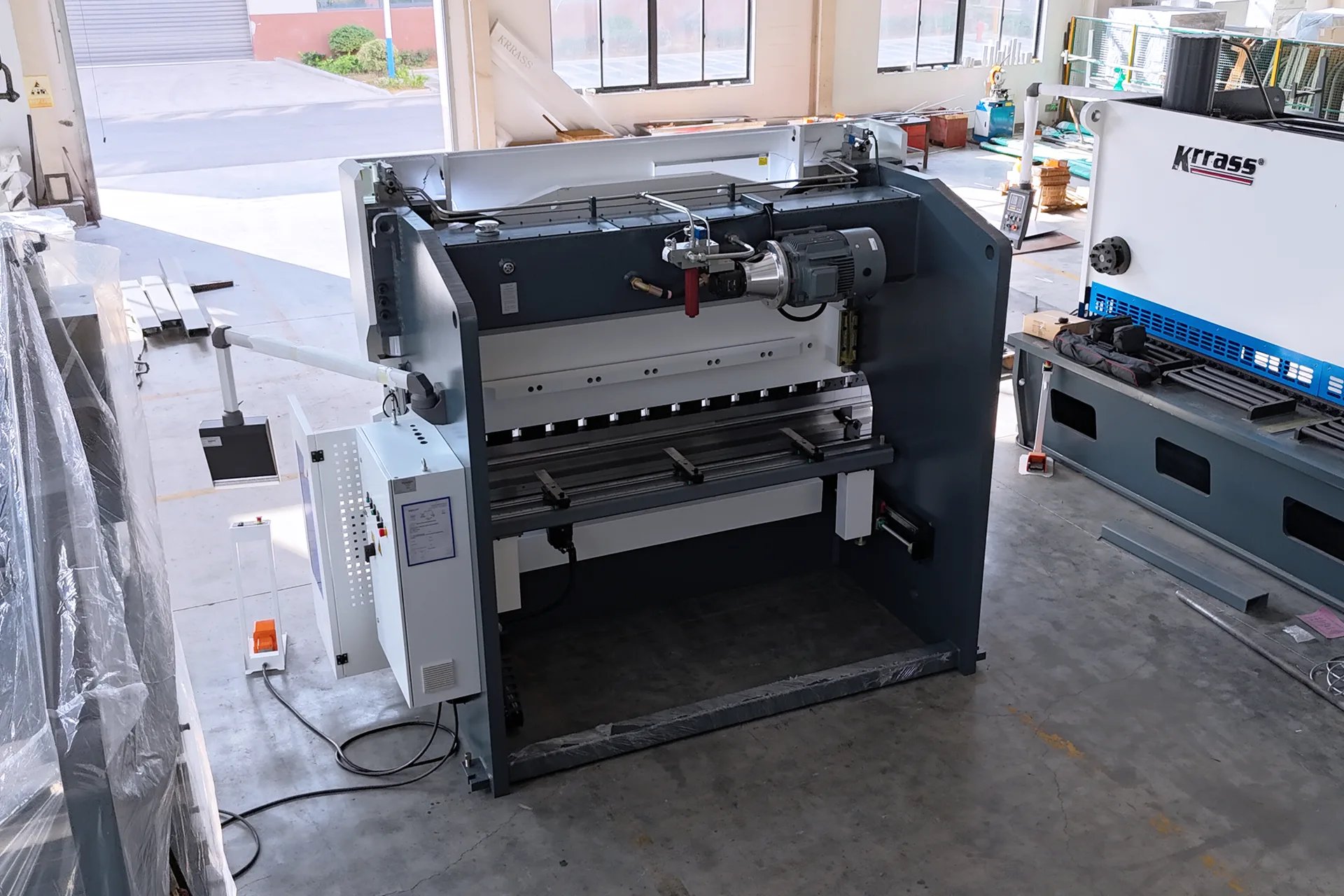 Máquina de Dobrar Chapas Metálicas MB8-250T3200 de 4+1 Eixos, Preço da Máquina de Dobrar Aço de 3 metros - parte traseira da fuselagem 3