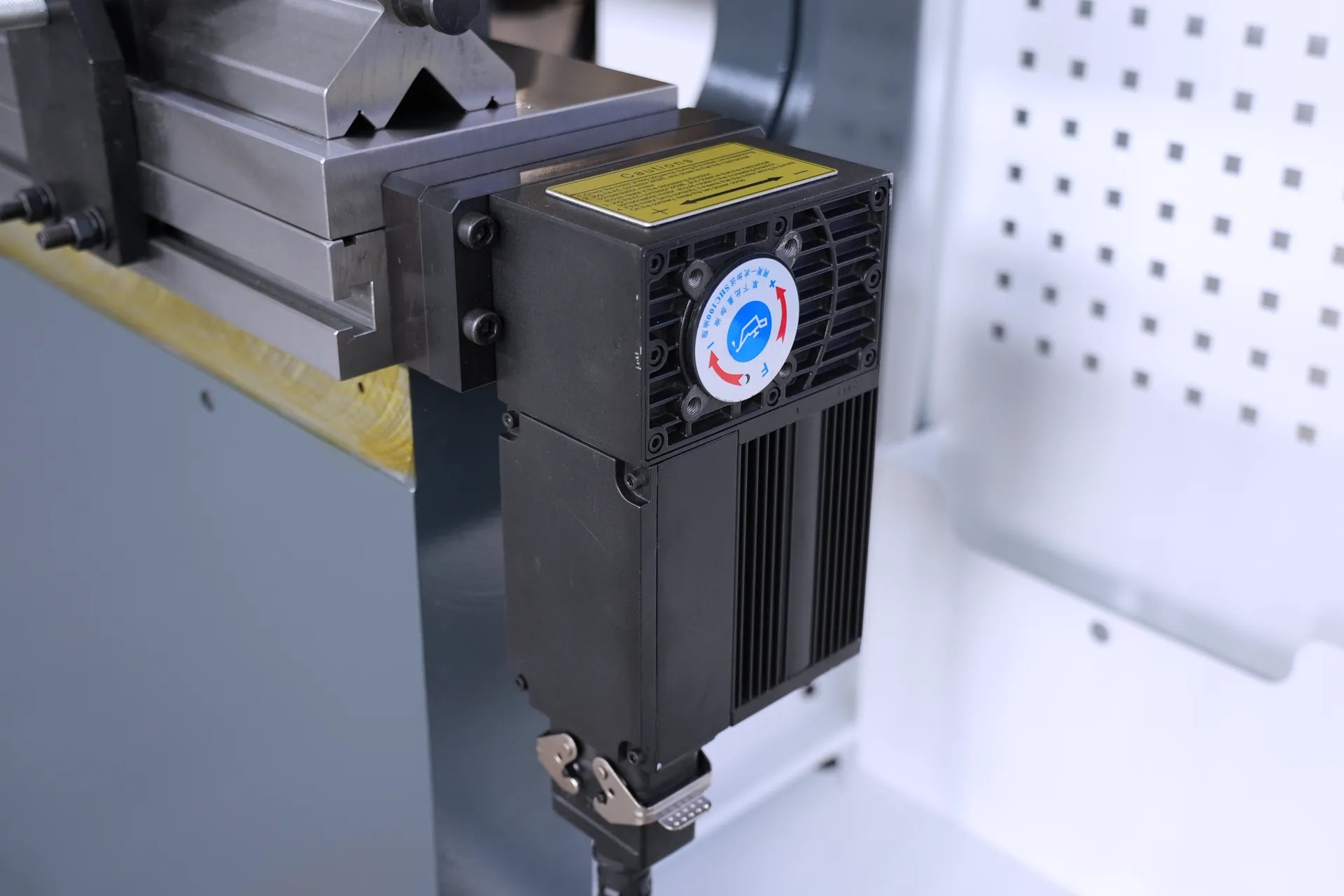 Máquina de Dobrar Chapas Metálicas MB8-250T3200 com 4+1 Eixos, Preço da Máquina de Dobrar Aço de 3 metros - sistema de correção de curvatura elétrico 2