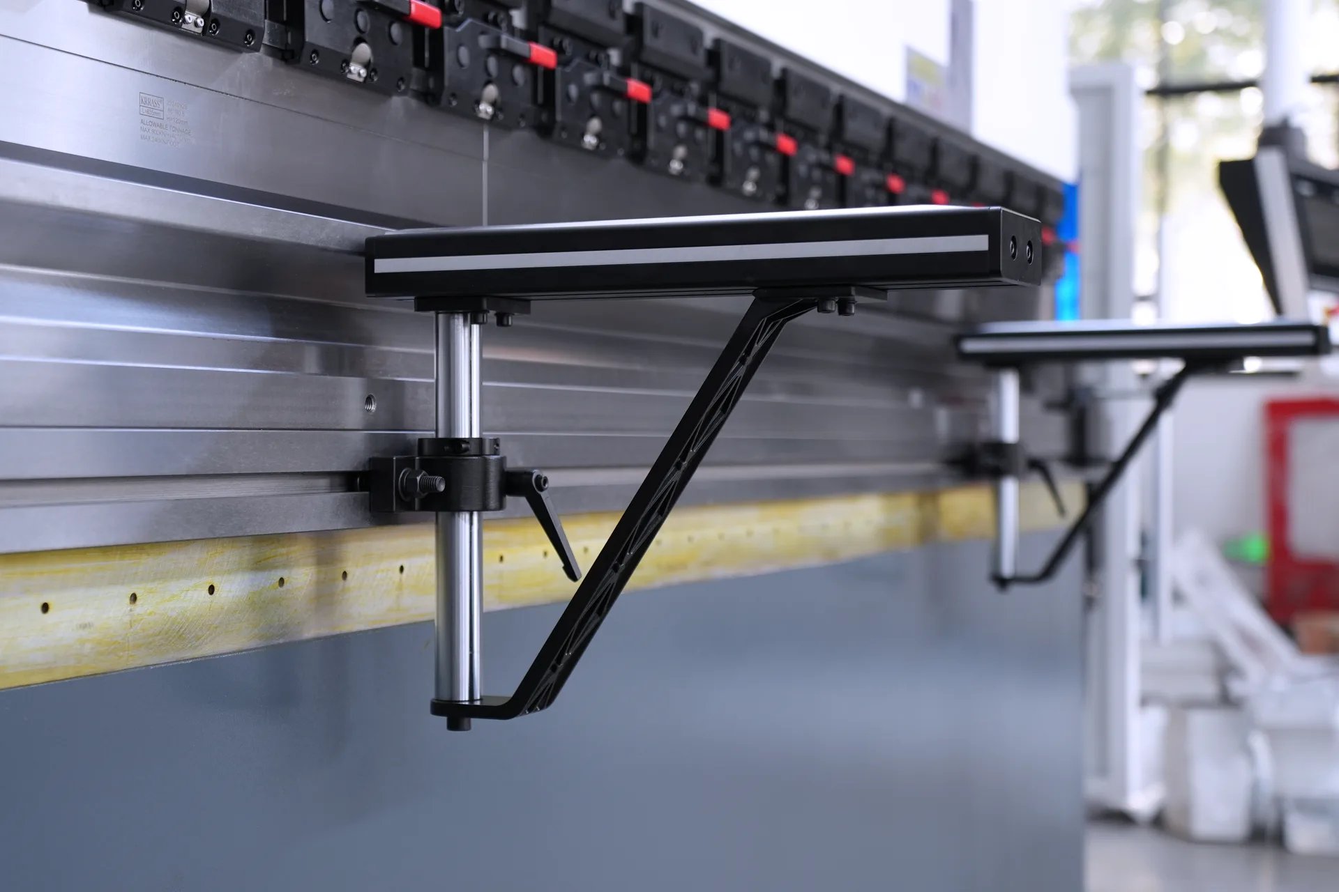 Máquina de Dobrar Chapas Metálicas MB8-250T3200 com 4+1 Eixos, Preço da Máquina de Dobrar Aço de 3 metros - suporte frontal para material 2