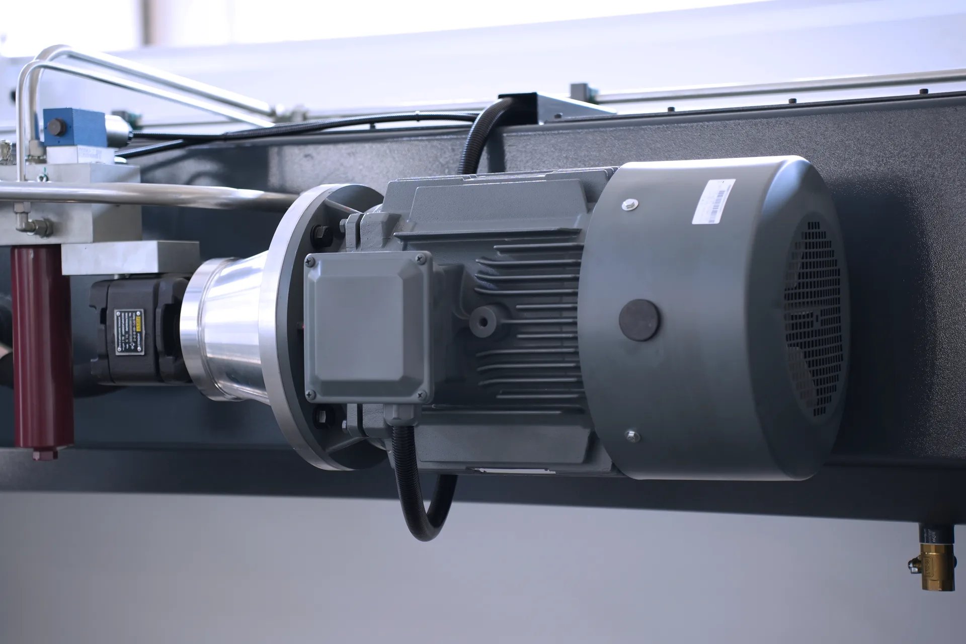 Máquina de Dobrar Chapas Metálicas MB8-250T3200 com 4+1 Eixos, Preço da Máquina de Dobrar Aço de 3 metros - motor principal Siemens alemão 3