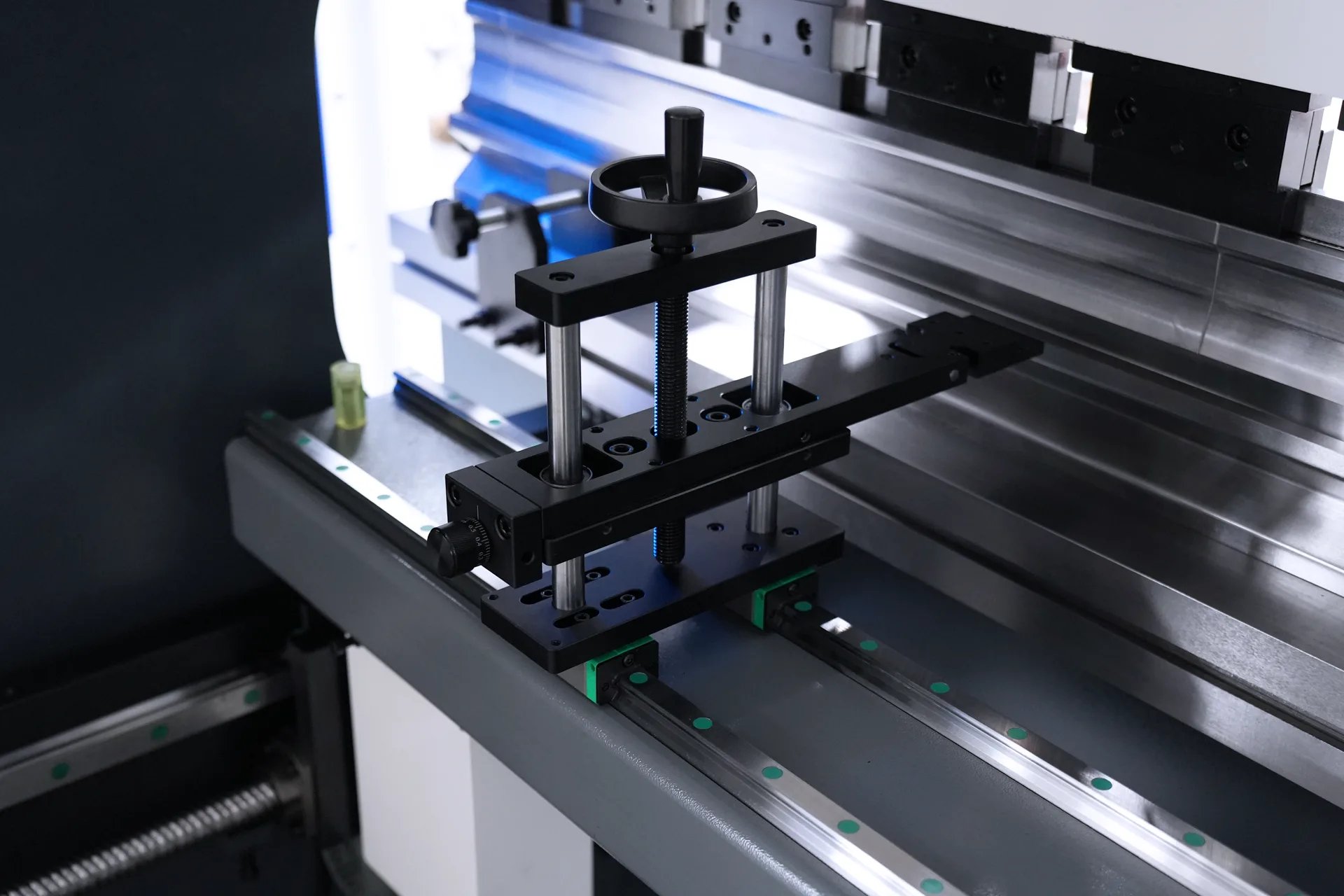 Prensa plegadora serie WC67K con control E21, prensa plegadora NC WC67K-200T3200: tope trasero con ajuste fino de alta precisión