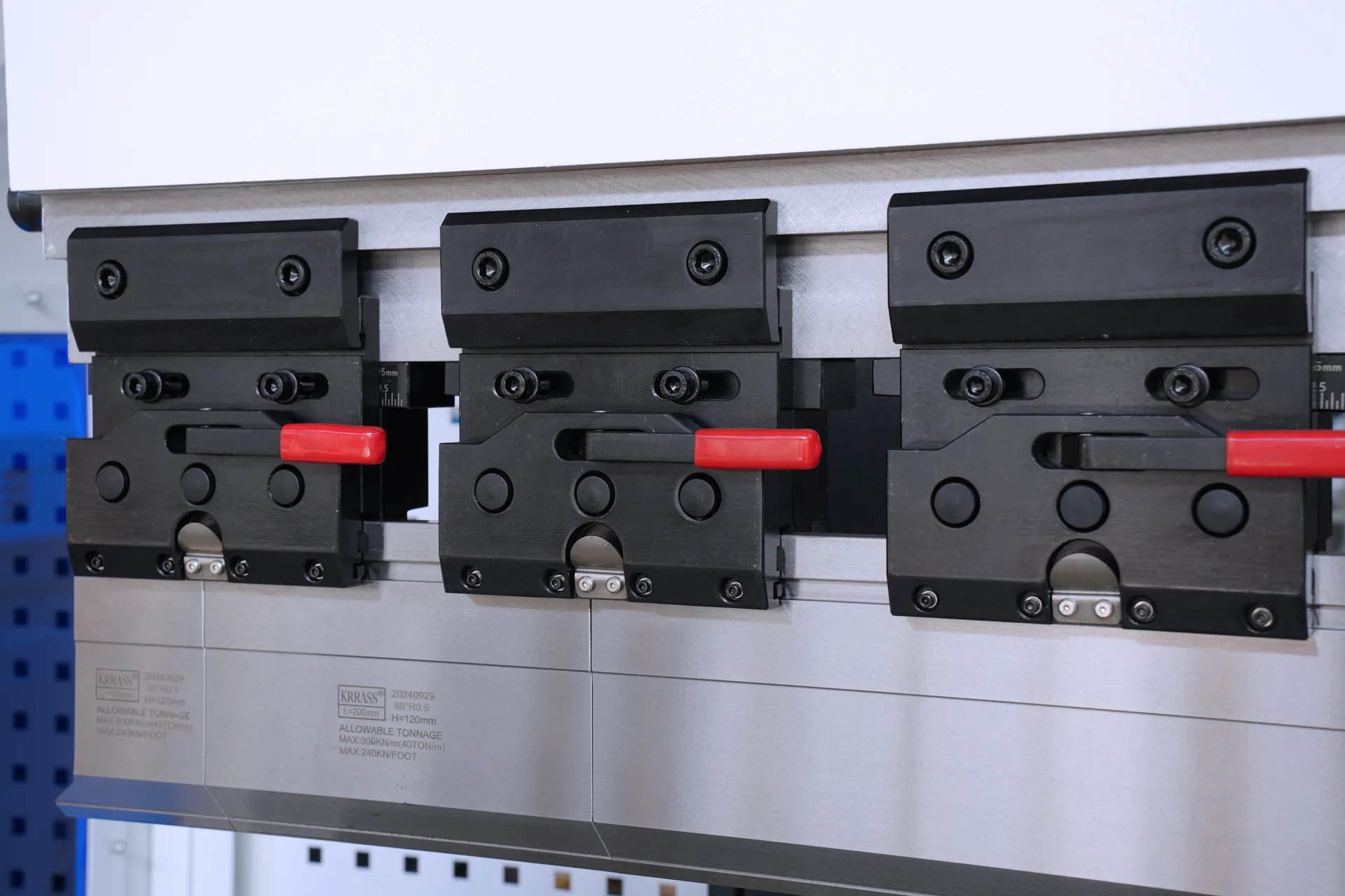 Máquina de Dobrar Chapas Metálicas MB8-250T3200 com 4+1 Eixos, Preço da Máquina de Dobrar Aço de 3 metros - dispositivo de fixação rápida de precisão 2