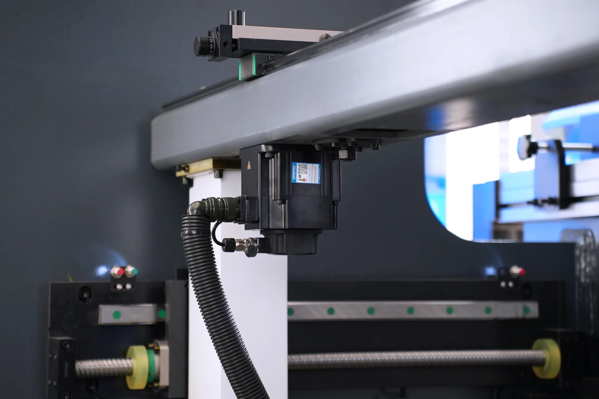 Máquina de Dobrar Chapas Metálicas MB8-250T3200 com 4+1 Eixos, Preço da Máquina de Dobrar Aço de 3 metros - servomotor do eixo R 2