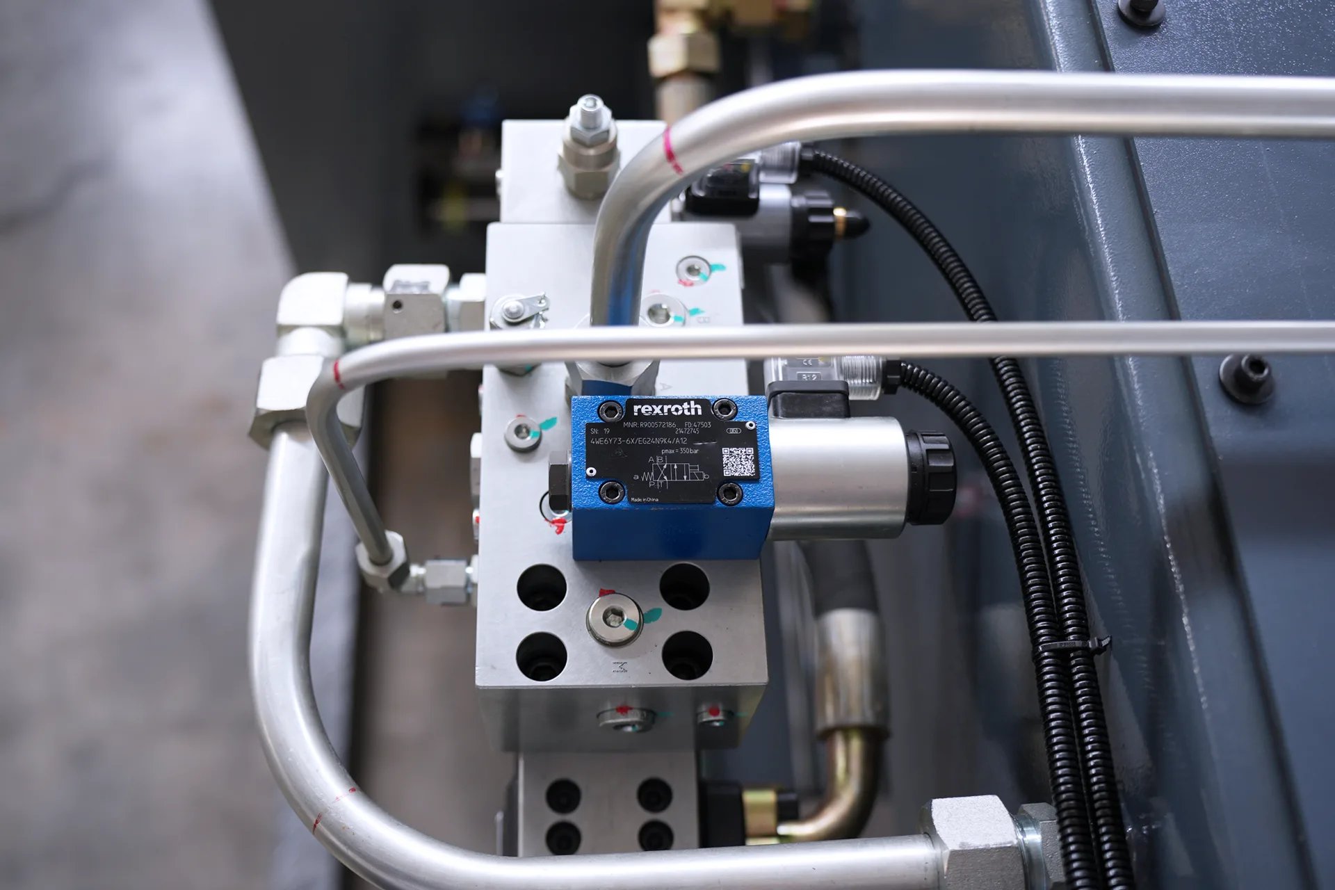 Прямая закупка у производителя гибочных станков, гибочный станок MB8-110T3200 DA53Tx с 4+1 осями в продаже - гидравлический клапан Rexroth 2