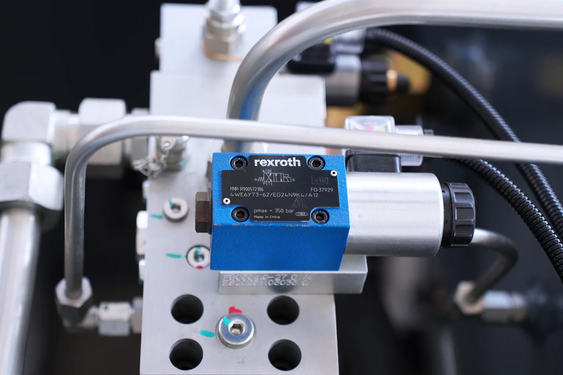 Máquina de Dobrar Chapas Metálicas MB8-250T3200 com 4+1 Eixos, Preço da Máquina de Dobrar Aço de 3 metros - válvula hidráulica Rexroth 3