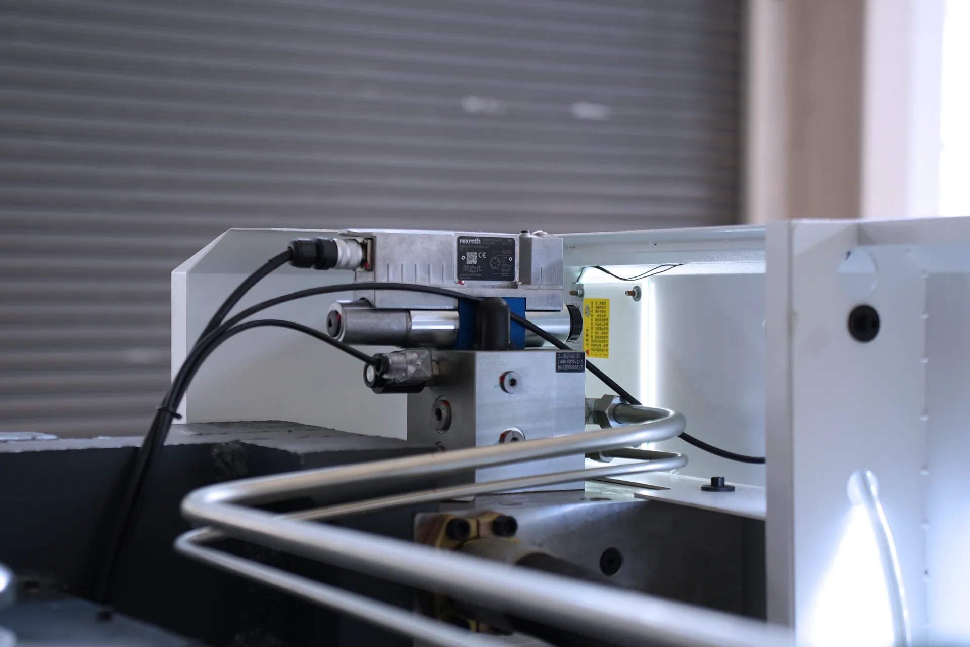 Máquina de Dobrar Chapas Metálicas MB8-250T3200 com 4+1 Eixos, Preço da Máquina de Dobrar Aço de 3 metros - válvula proporcional Rexroth 2