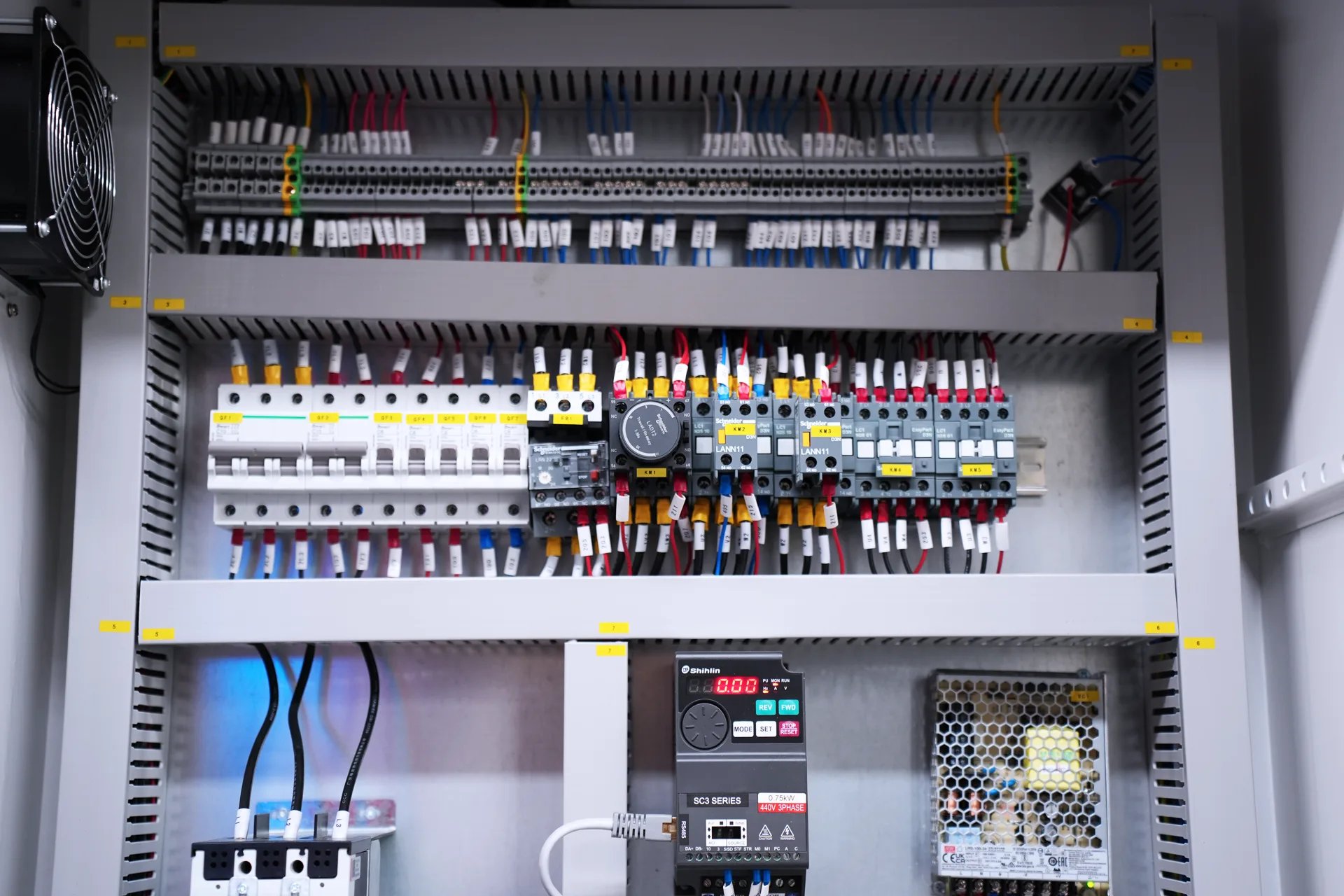 Prensa plegadora serie WC67K con control E21, prensa plegadora NC WC67K-200T3200 - Schneider Electric 1