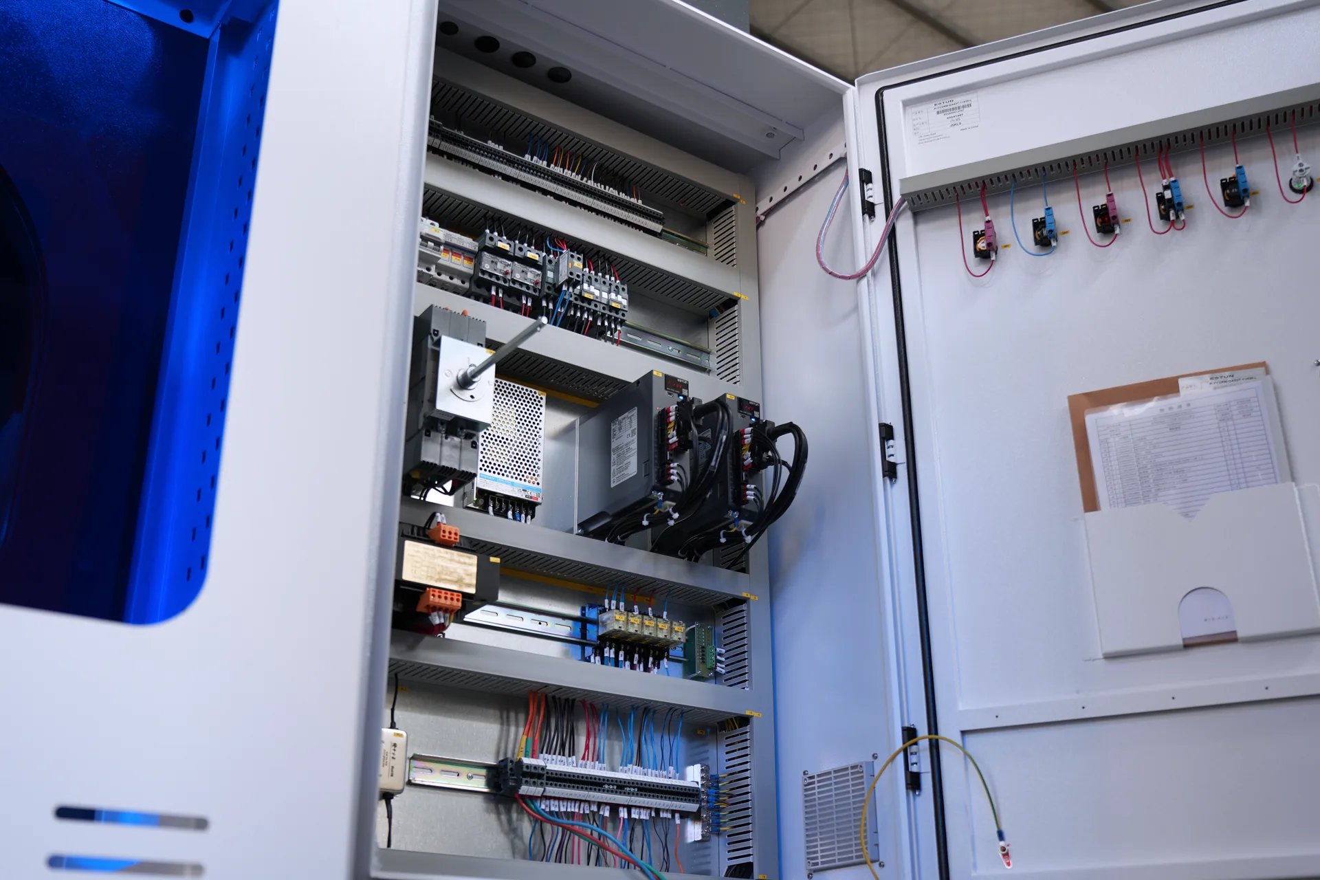 Прямая закупка у производителя гибочных станков, гибочный станок MB8-110T3200 DA53Tx с 4+1 осями в продаже - Schneider Electric 2