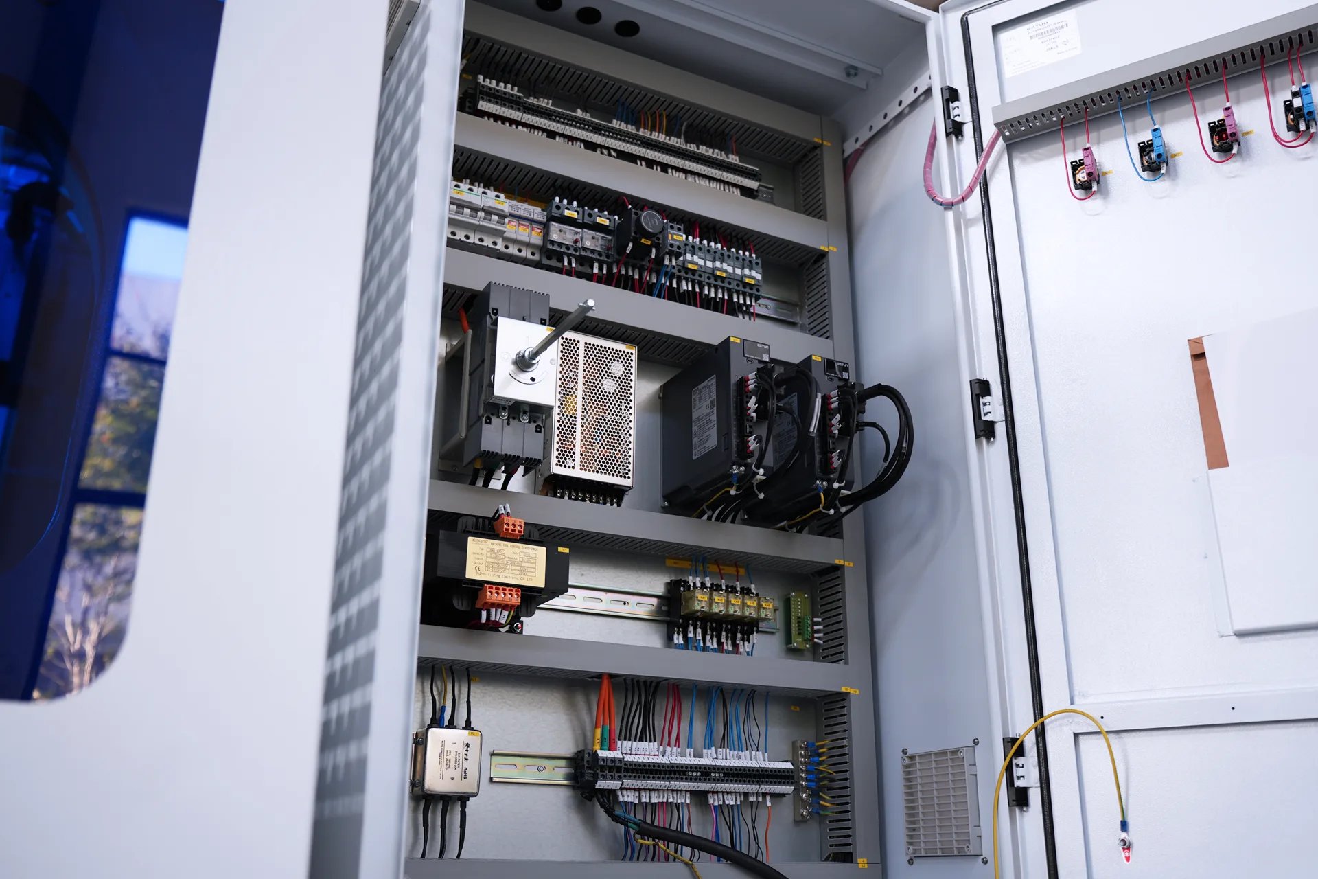 Máquina de Dobrar Chapas Metálicas MB8-250T3200 com 4+1 Eixos, Preço da Máquina de Dobrar Aço de 3 metros - Schneider Electric 4