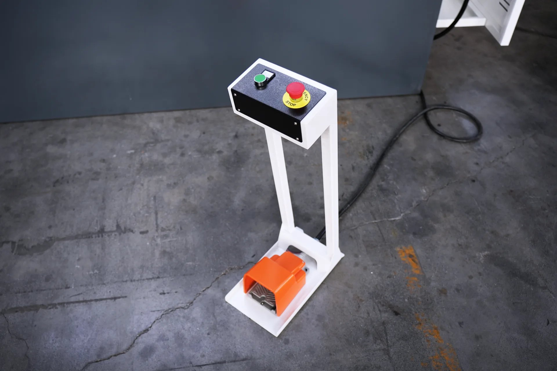 Прямая покупка у производителя гибочных станков, гибочный станок MB8-110T3200 DA53Tx с 4+1 осями на продажу - ножной переключатель Kacon 2 из Южной Кореи