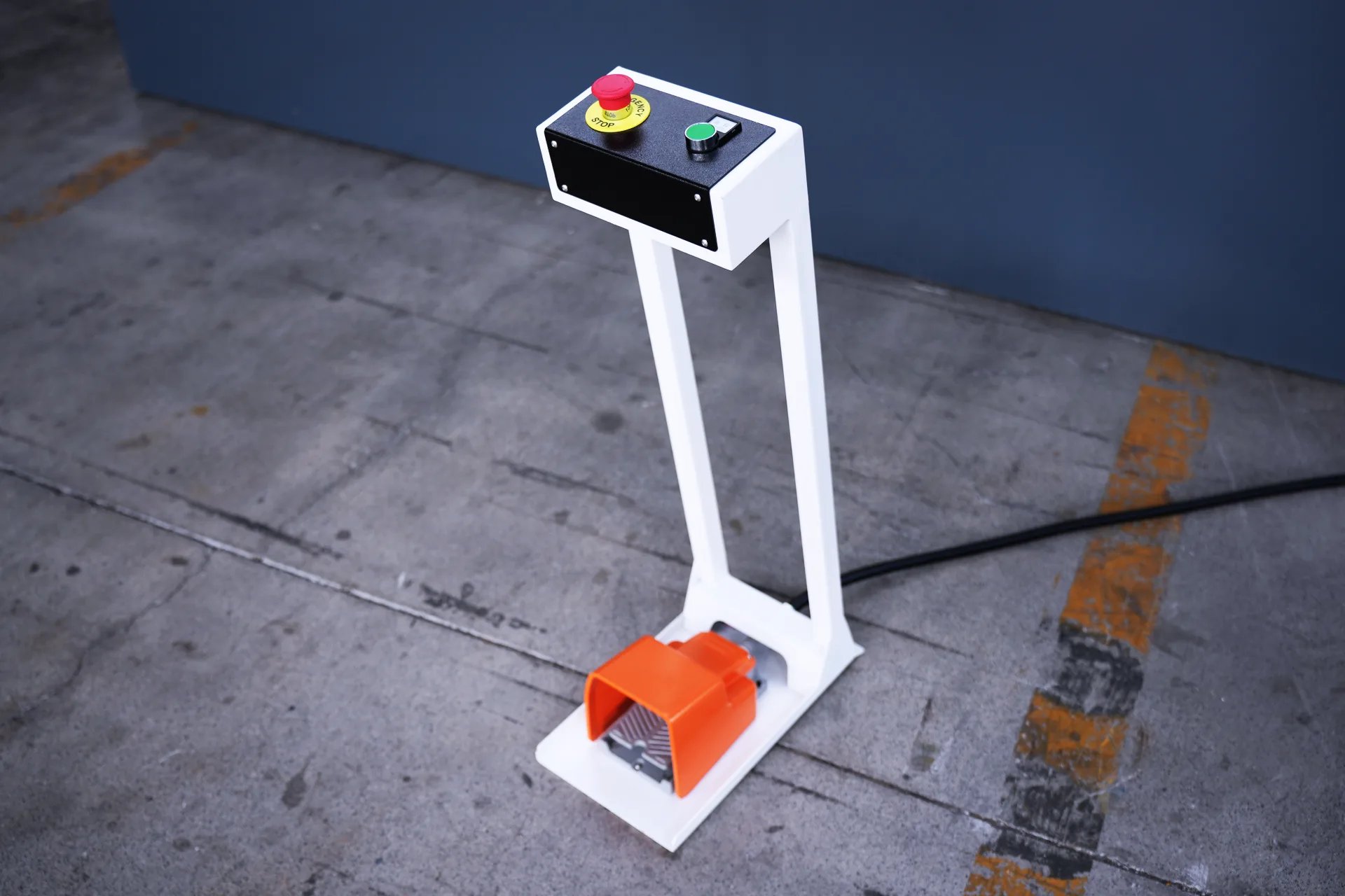 Máquina de Dobrar Chapas Metálicas MB8-250T3200 com 4+1 Eixos, Preço da Máquina de Dobrar Aço de 3 metros - interruptor de pé Kacon 3 da Coreia do Sul