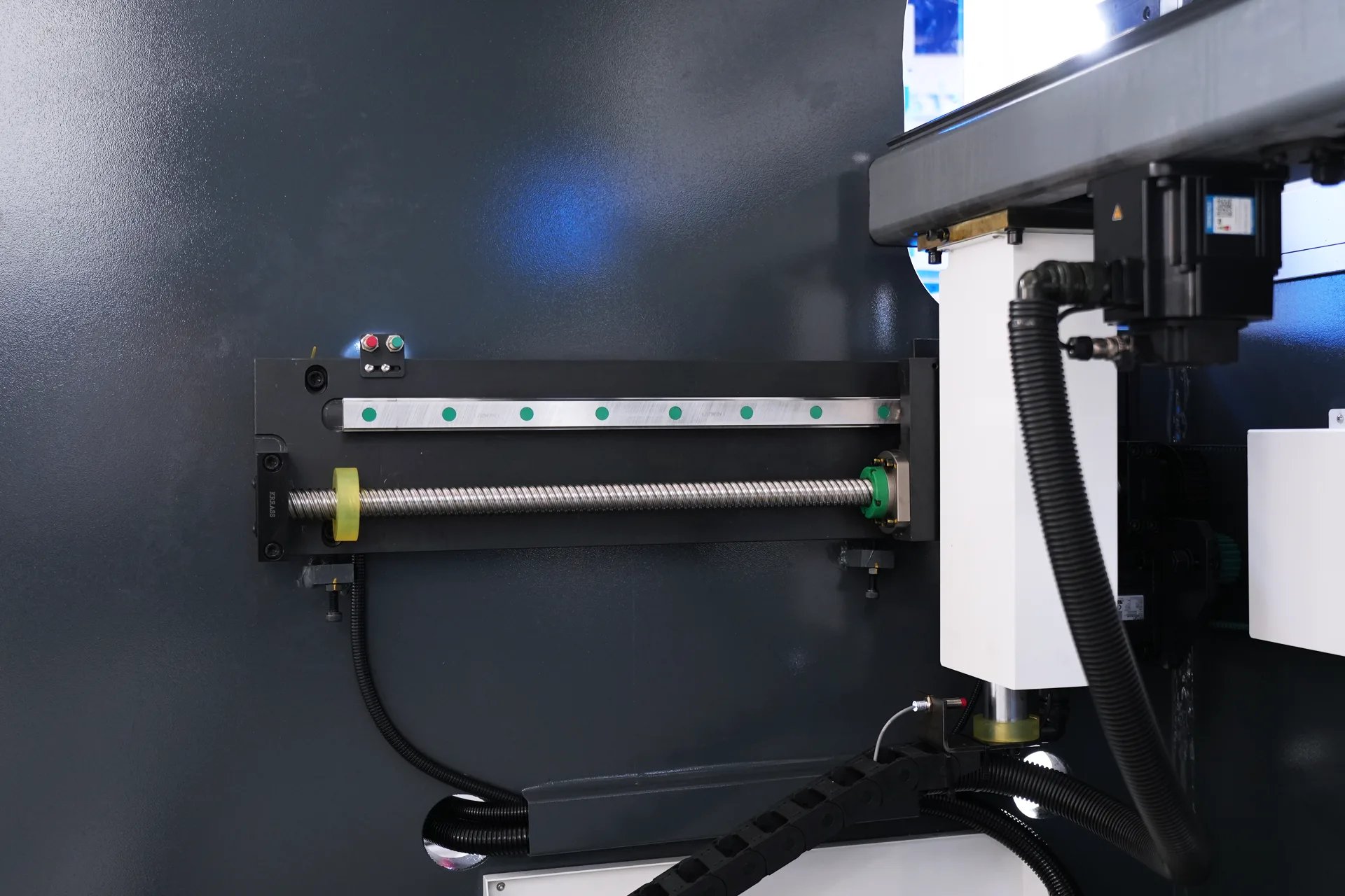 Прямая закупка у производителя гибочных станков, гибочный станок MB8-110T3200 DA53Tx с 4+1 осью - шариковинтовая линейная направляющая по оси X 1