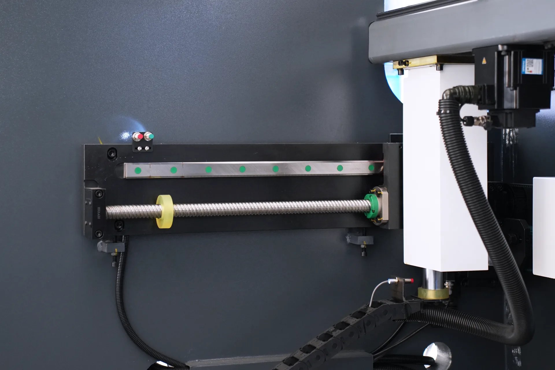 Máquina de Dobrar Chapas Metálicas MB8-250T3200 de 4+1 Eixos, Preço da Máquina de Dobrar Aço de 3 metros - guia linear de fuso de esferas no eixo x 2