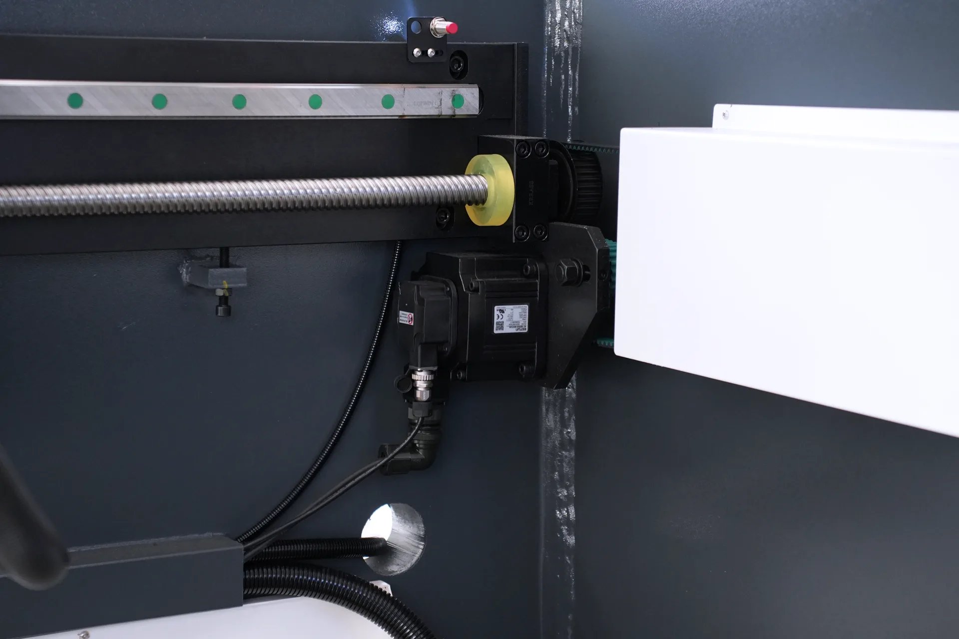 Máquina de Dobrar Chapas Metálicas MB8-250T3200 com 4+1 Eixos, Preço da Máquina de Dobrar Aço de 3 metros - servomotor do eixo x 2