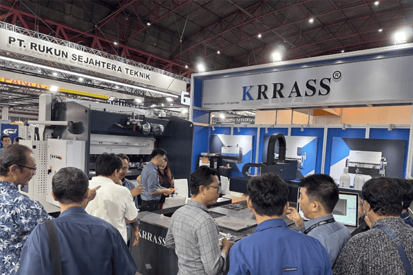 آلة قطع بالليزر الليفي