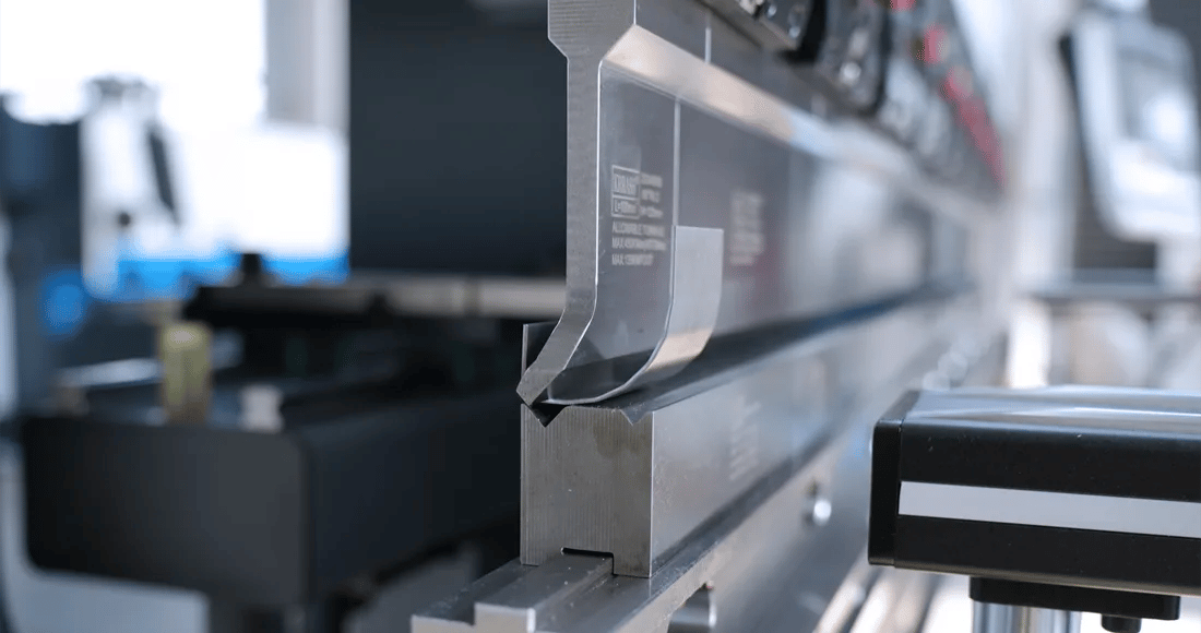 Benefícios da precisão e eficiência em prensas dobradeiras de metal