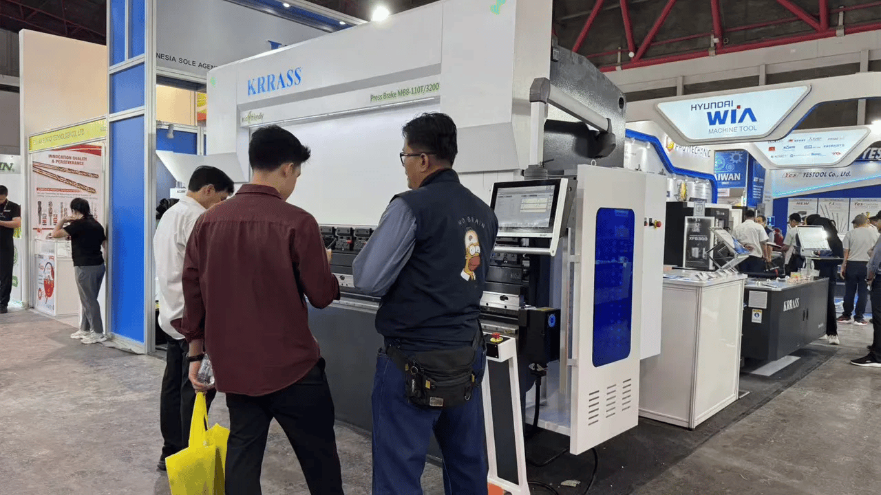 MB8-110T3200 with DA-53Tx CNC Press Brake