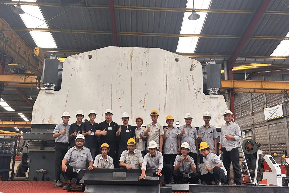 Demonstração para o cliente - Prensa dobradeira de 500 toneladas