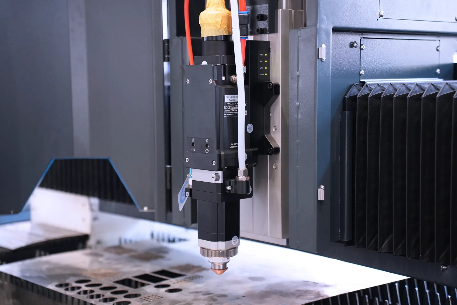 Preço da máquina de corte a laser para metal de 6 kW, preço da máquina de corte a laser para metal em 2025 - Imagens 9 Cabeças de corte inteligentes BOCHU BLT421S