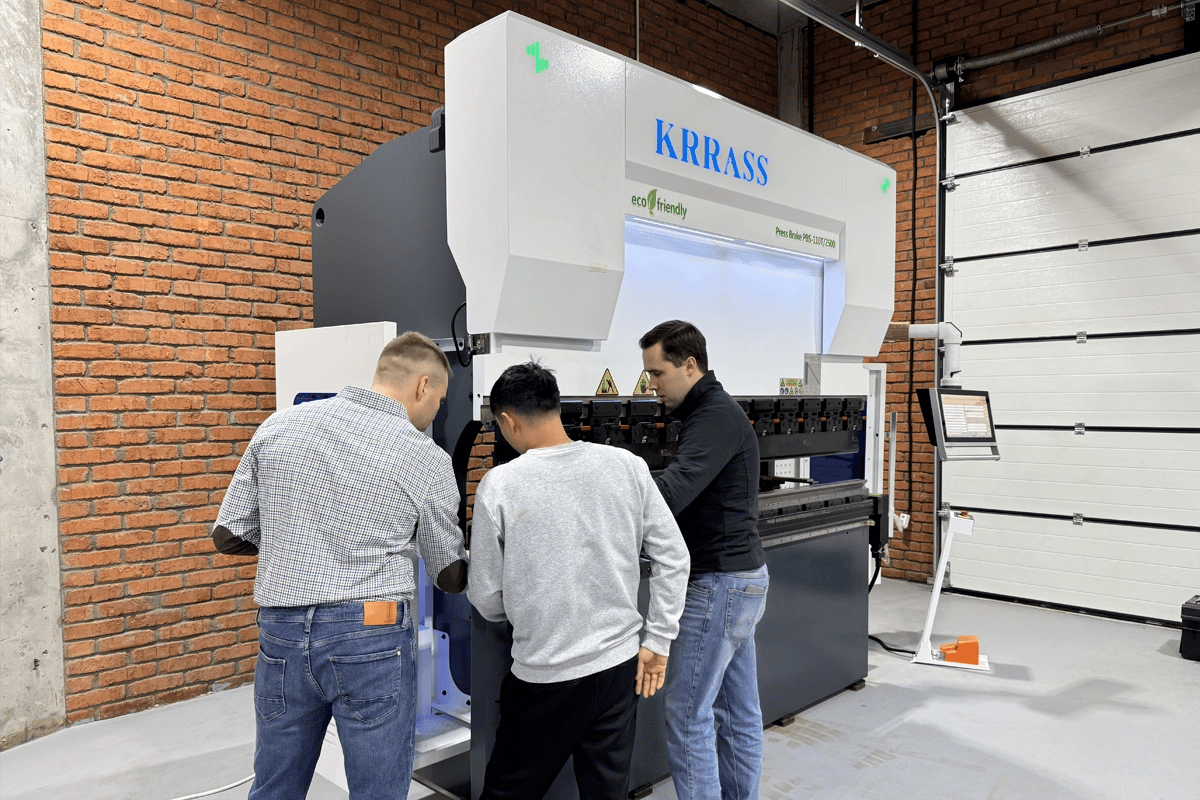 Fatores a considerar ao escolher uma prensa dobradeira de metal