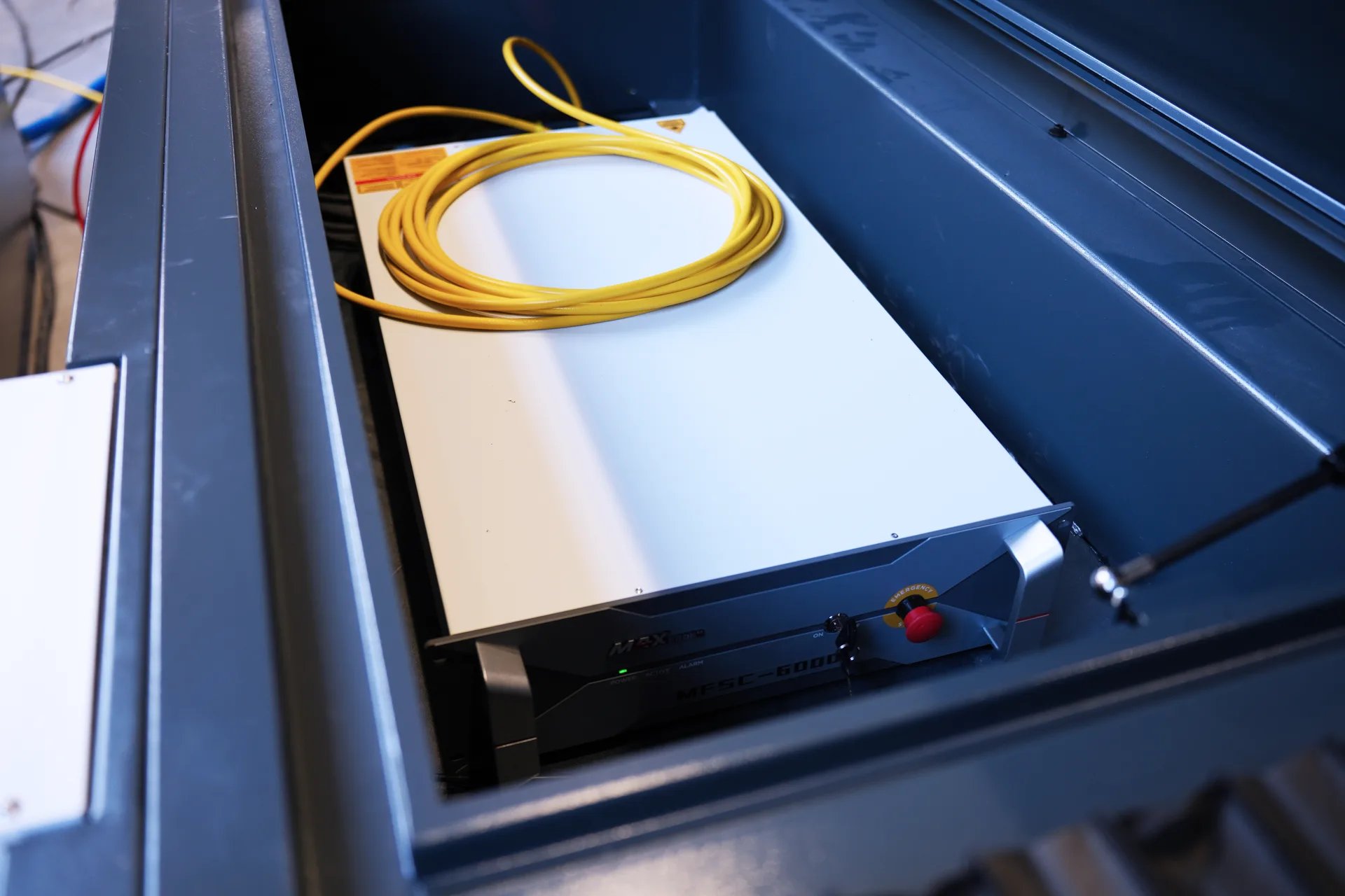 Preço da máquina de corte a laser para metal de 6 kW, preço da máquina de corte a laser para metal em 2025 - Imagens 7 Fonte de laser Max China MFSC 6000W