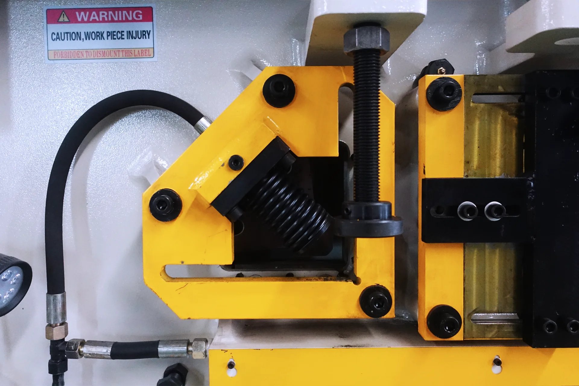 Доступный по цене станок для обработки металла для небольших мастерских, гидравлический станок для обработки металла с несколькими рабочими станциями - станция для резки уголка.