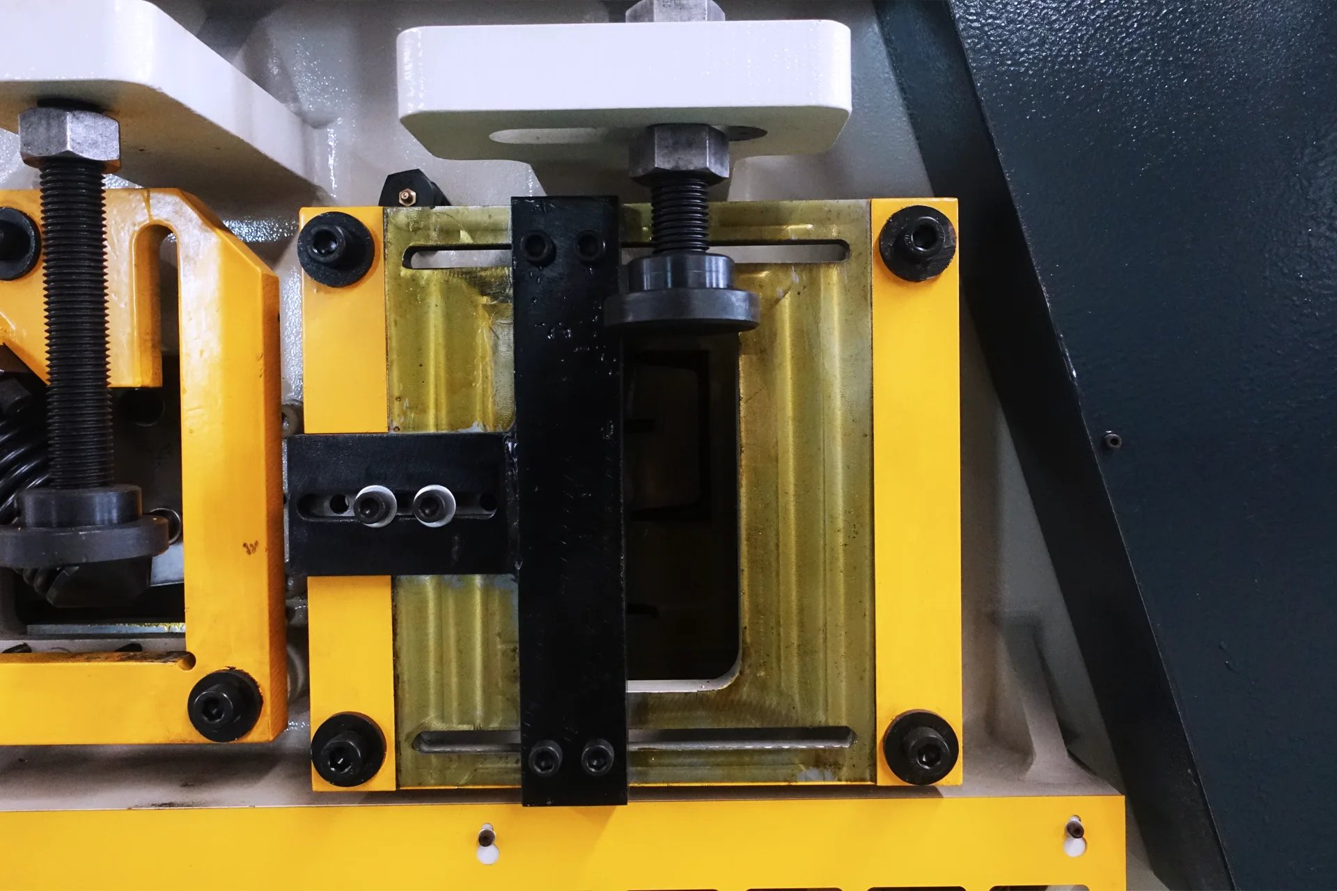 Доступный по цене металлообрабатывающий станок для небольших мастерских, гидравлический металлообрабатывающий станок с несколькими рабочими станциями - станция для резки прутков.