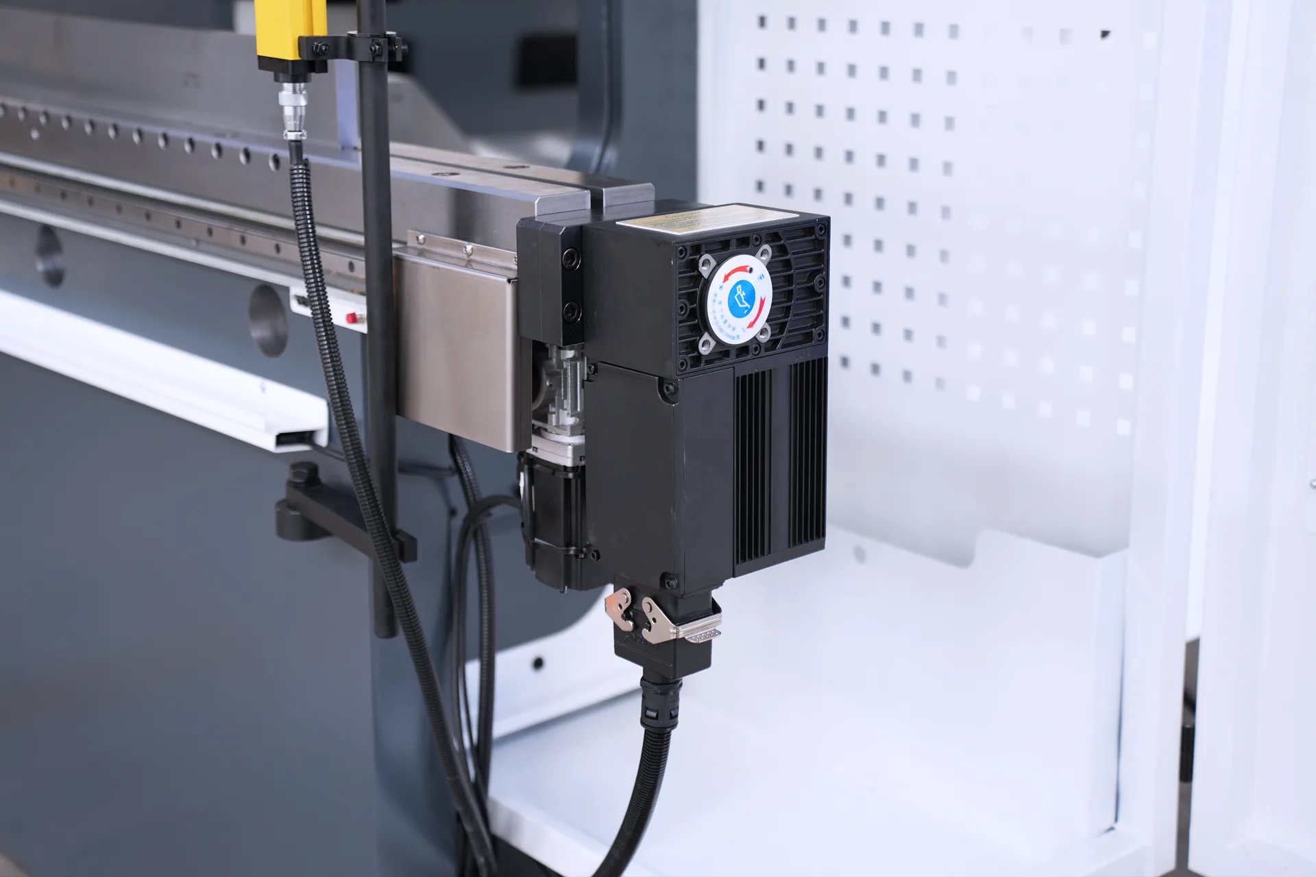 135Ton Hybrid Press Brake for Sale, PBE-135T3200 DA69T 8+1 Hybrid Press Brake Machine - Pictures 7 135Ton Hybrid Press Brake for Sale, PBE-135T3200 DA69T 8+1 Hybrid Press Brake Machine - electric crowning system