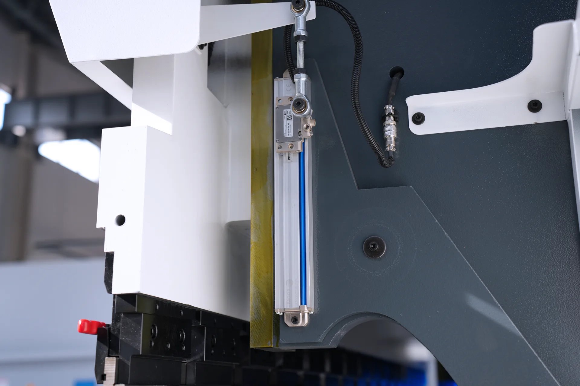 135Ton Hybrid Press Brake for Sale, PBE-135T3200 DA69T 8+1 Hybrid Press Brake Machine - Pictures 8 135Ton Hybrid Press Brake for Sale, PBE-135T3200 DA69T 8+1 Hybrid Press Brake Machine - fagor grating ruler