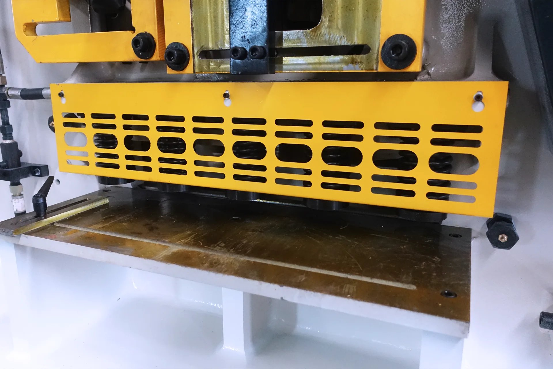 Доступный по цене станок для обработки металла для небольших мастерских, гидравлический станок для обработки металла с несколькими станциями - станция для резки плоских прутков.