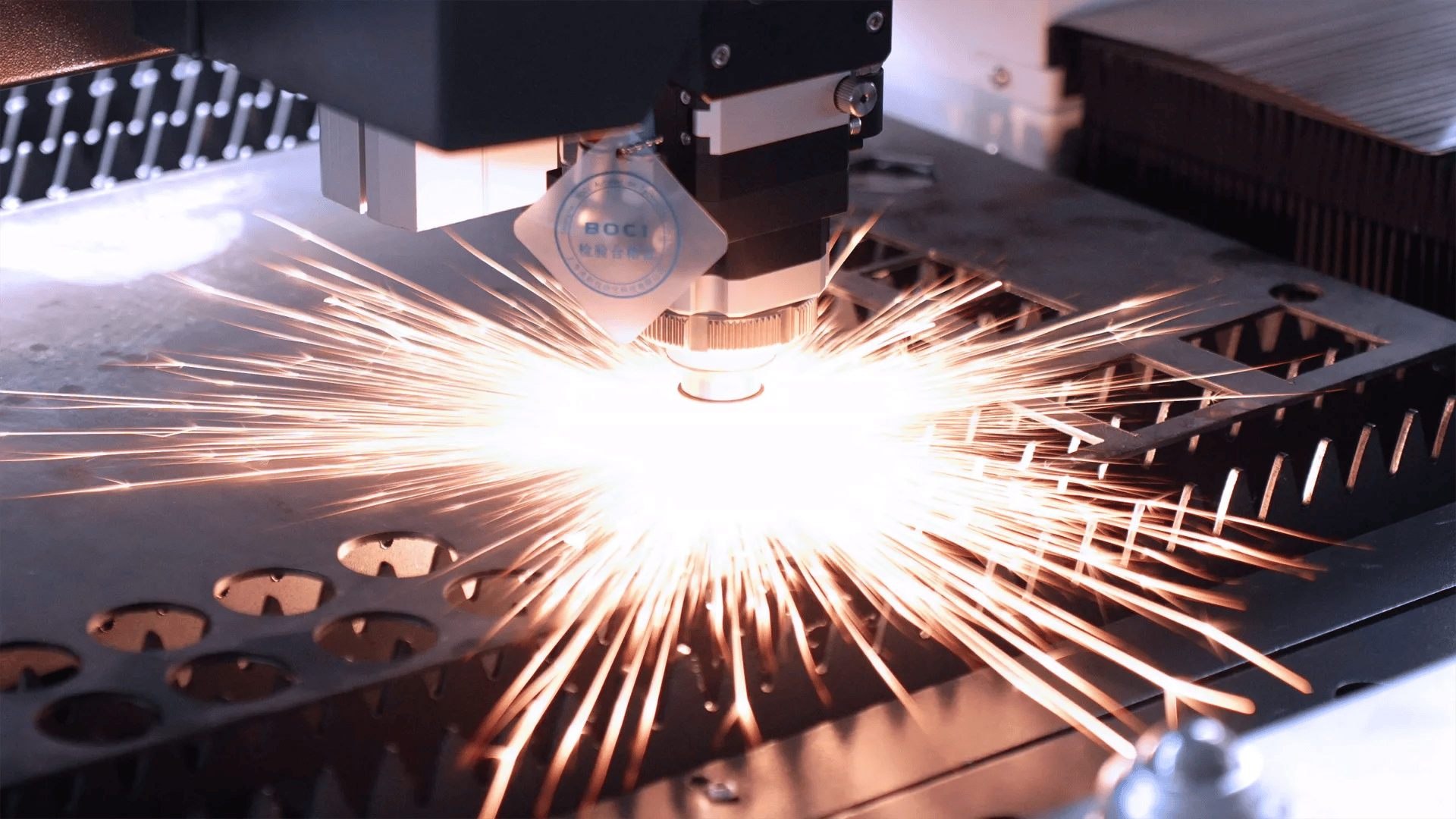 Como escolher a potência de laser correta para corte de metal