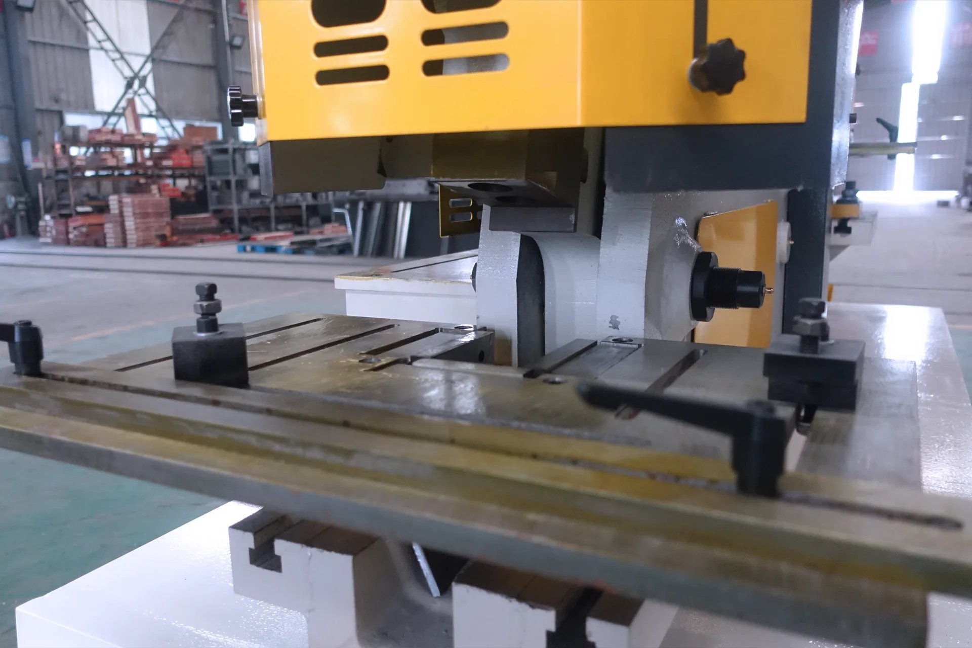 Доступный по цене металлообрабатывающий станок для небольших мастерских, гидравлический металлообрабатывающий станок с несколькими рабочими станциями - станция для высечки пазов.