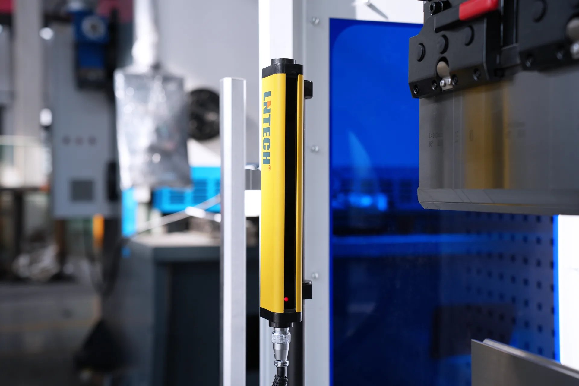 135Ton Hybrid Press Brake for Sale, PBE-135T3200 DA69T 8+1 Hybrid Press Brake Machine - Pictures 15 135Ton Hybrid Press Brake for Sale, PBE-135T3200 DA69T 8+1 Hybrid Press Brake Machine - photoelectric safety protection system