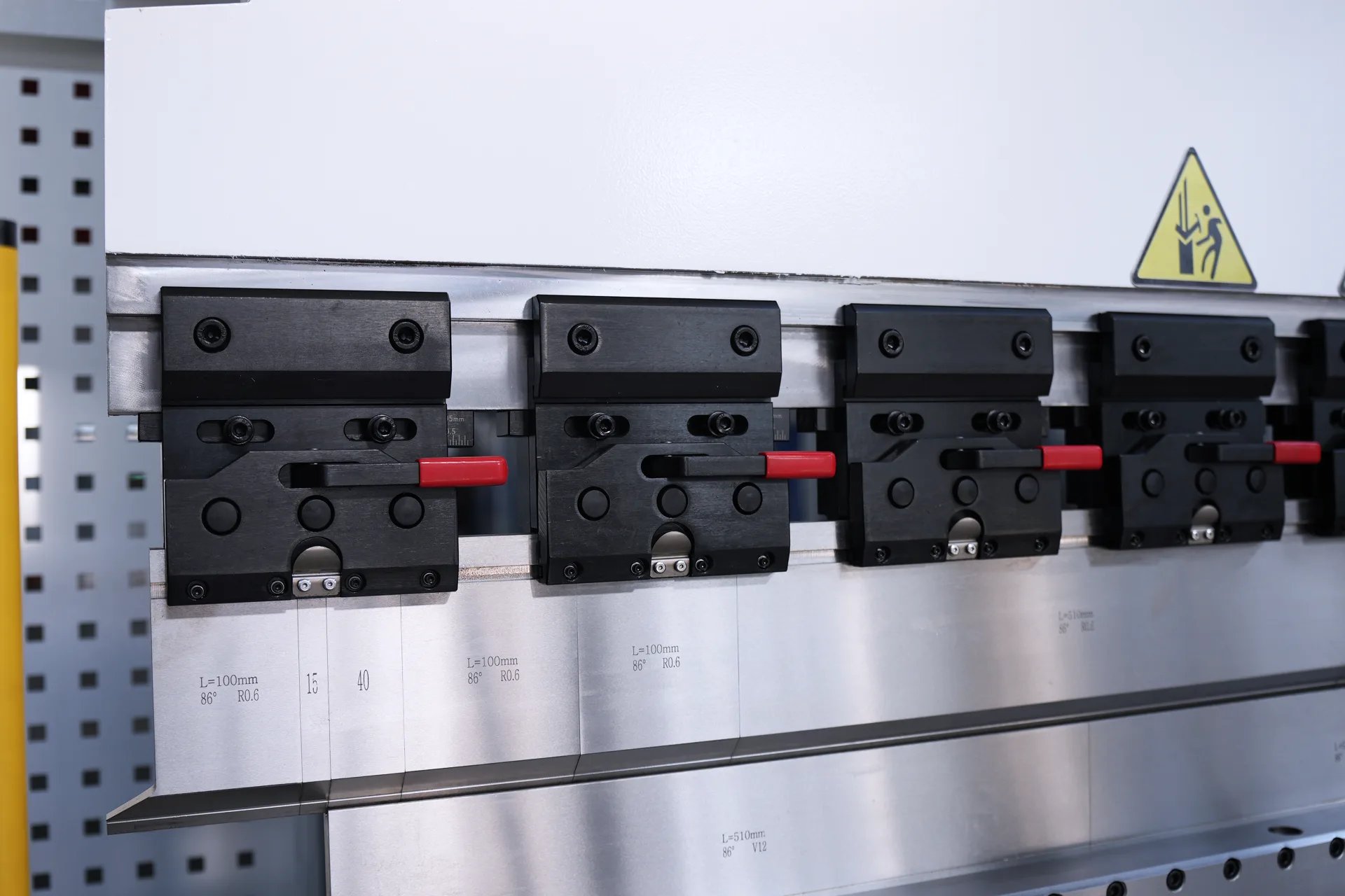 135Ton Hybrid Press Brake for Sale, PBE-135T3200 DA69T 8+1 Hybrid Press Brake Machine - Pictures 13 135Ton Hybrid Press Brake for Sale, PBE-135T3200 DA69T 8+1 Hybrid Press Brake Machine - precision quick clamping device