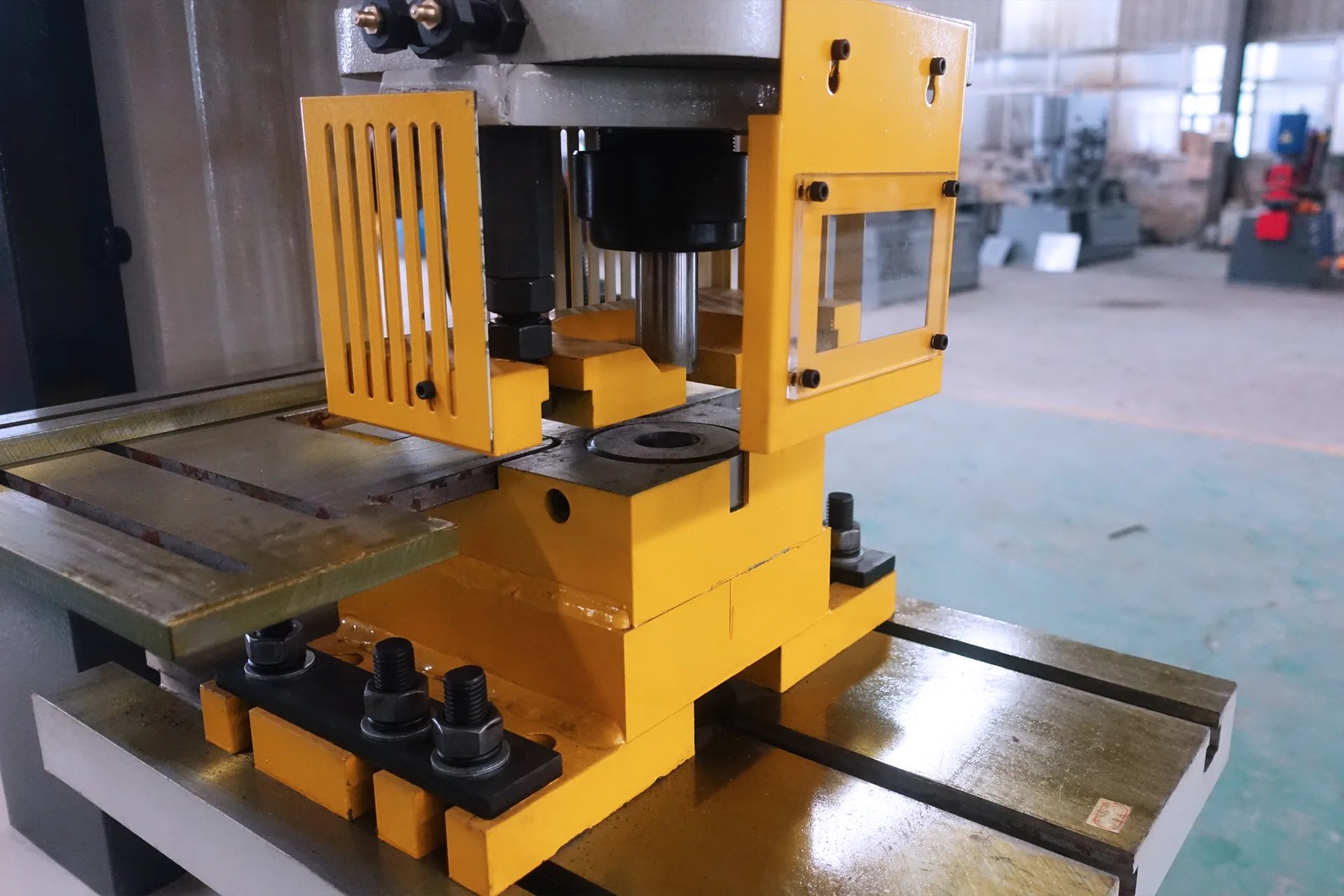 Доступный по цене станок для обработки металла для небольших мастерских, гидравлический станок для обработки металла с несколькими рабочими станциями - штамповочная станция.