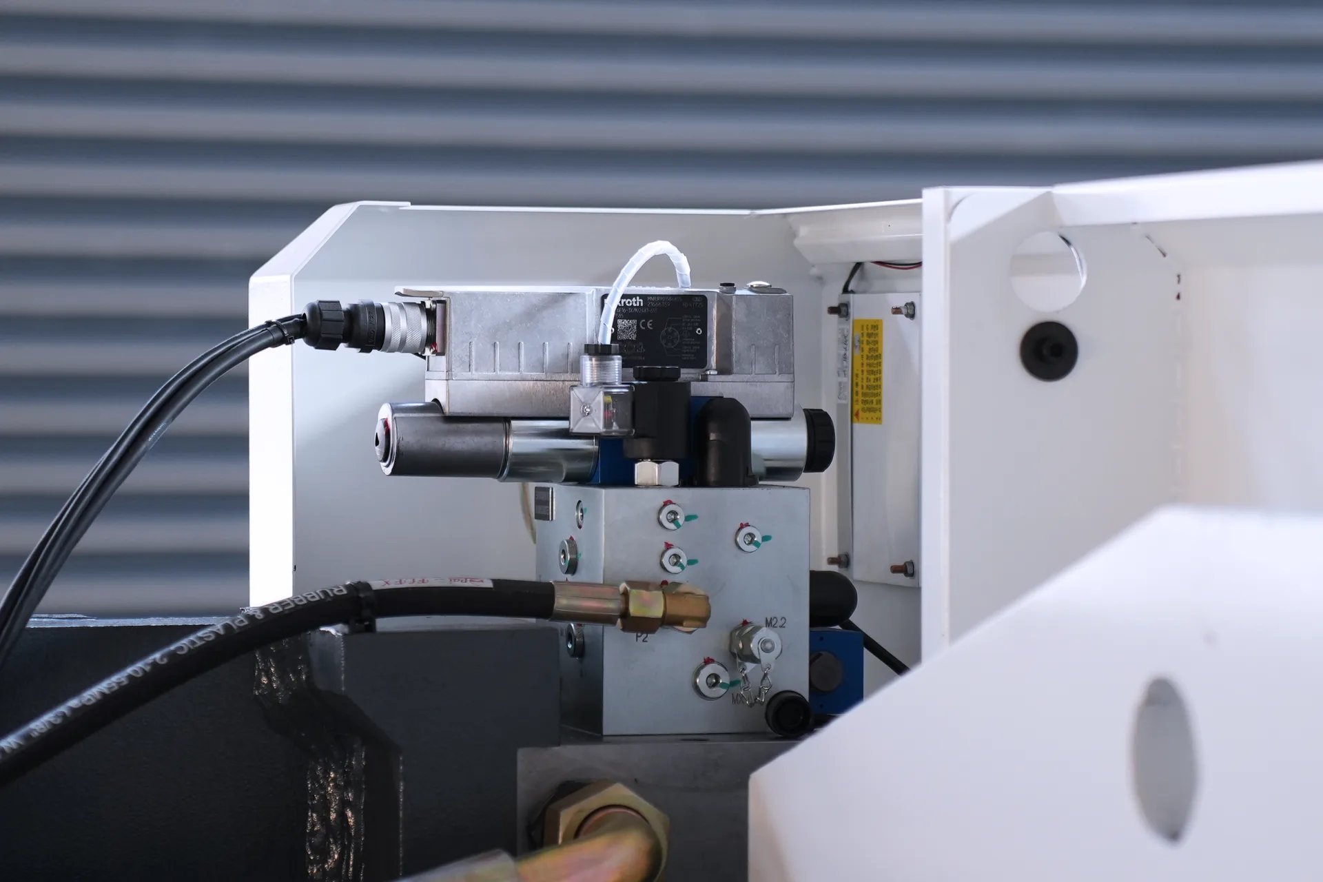 135Ton Hybrid Press Brake for Sale, PBE-135T3200 DA69T 8+1 Hybrid Press Brake Machine - Pictures 11 135Ton Hybrid Press Brake for Sale, PBE-135T3200 DA69T 8+1 Hybrid Press Brake Machine - rexroth proportional valve