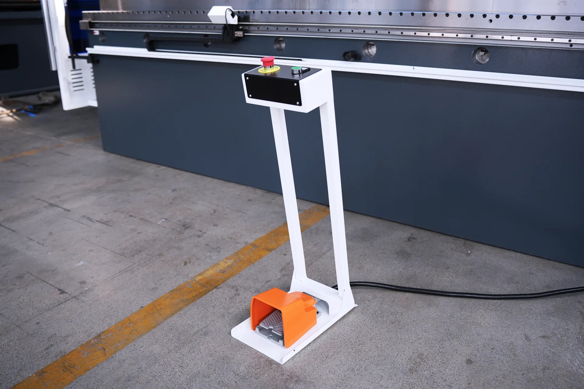 135Ton Hybrid Press Brake for Sale, PBE-135T3200 DA69T 8+1 Hybrid Press Brake Machine - Pictures 16 135Ton Hybrid Press Brake for Sale, PBE-135T3200 DA69T 8+1 Hybrid Press Brake Machine - south korea kacon foot switch