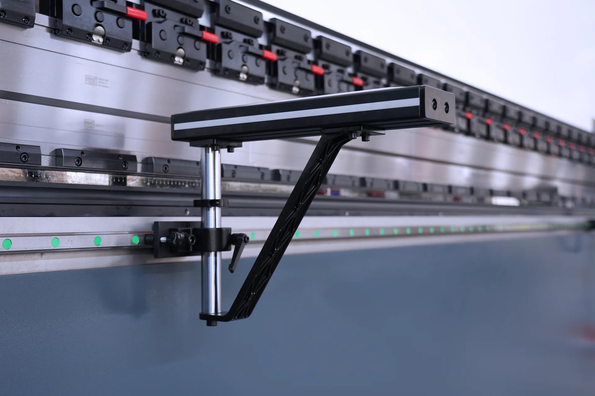 Поддержка переднего материала