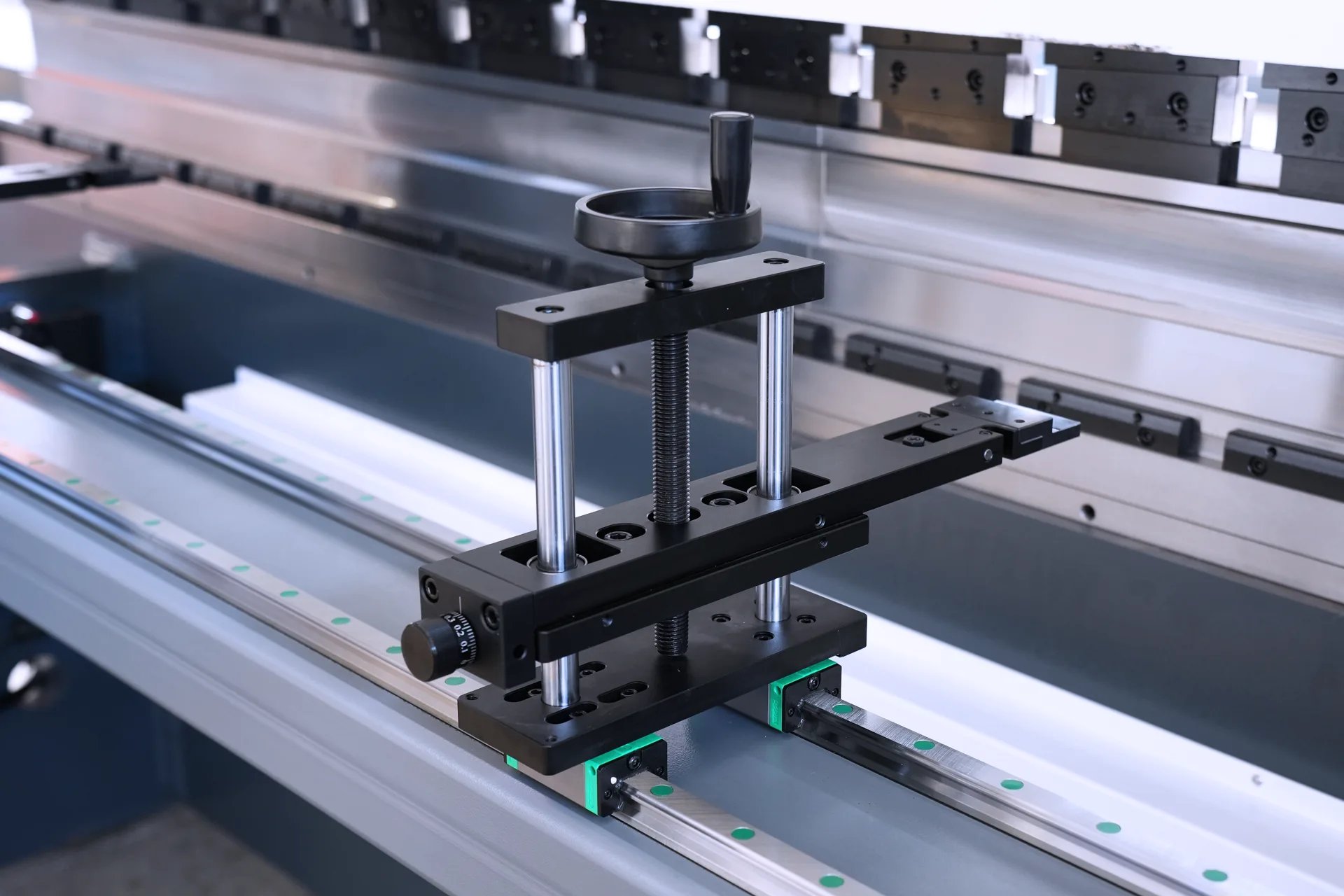 Подъемный задний упор