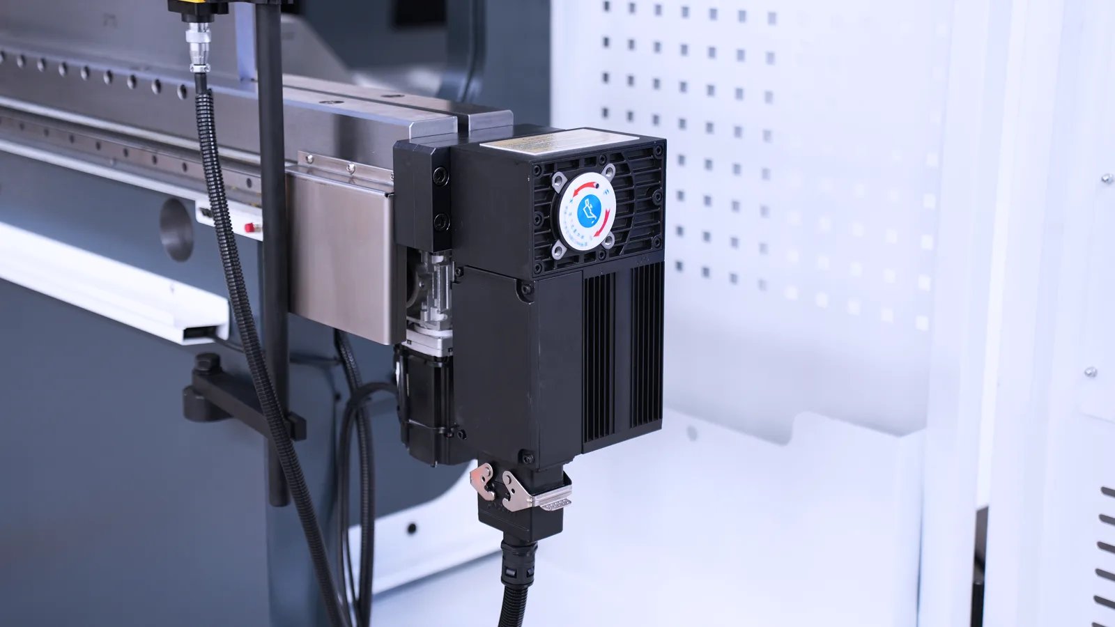 Press Brake Axis: Essential Knowledge for 6 Key Configurations - Pictures 3 The V-axis for crowning compensation