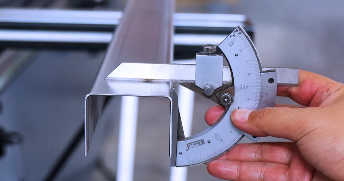 Entendendo a precisão da prensa dobradeira