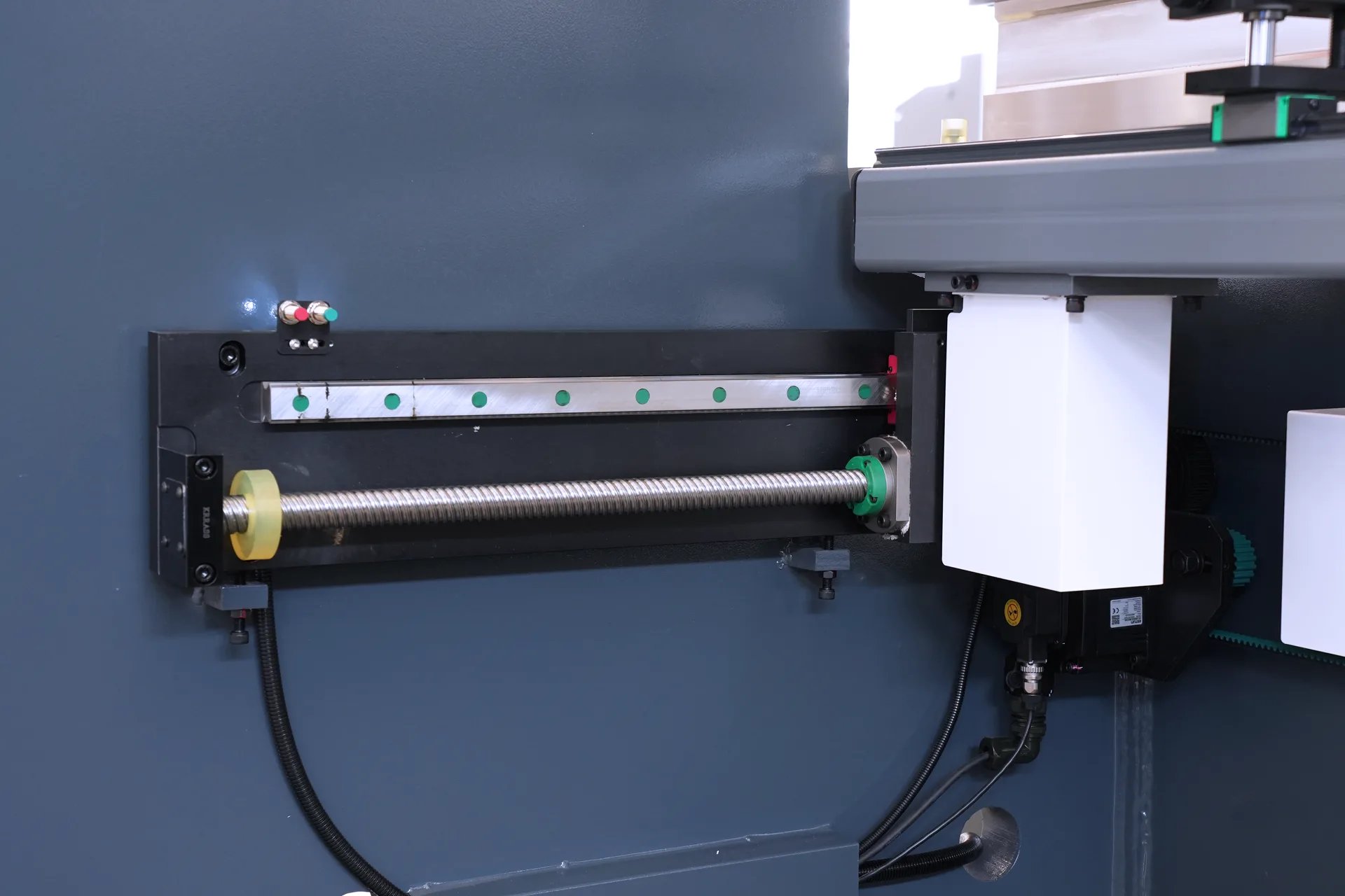 Направляющая и ходовой винт оси X