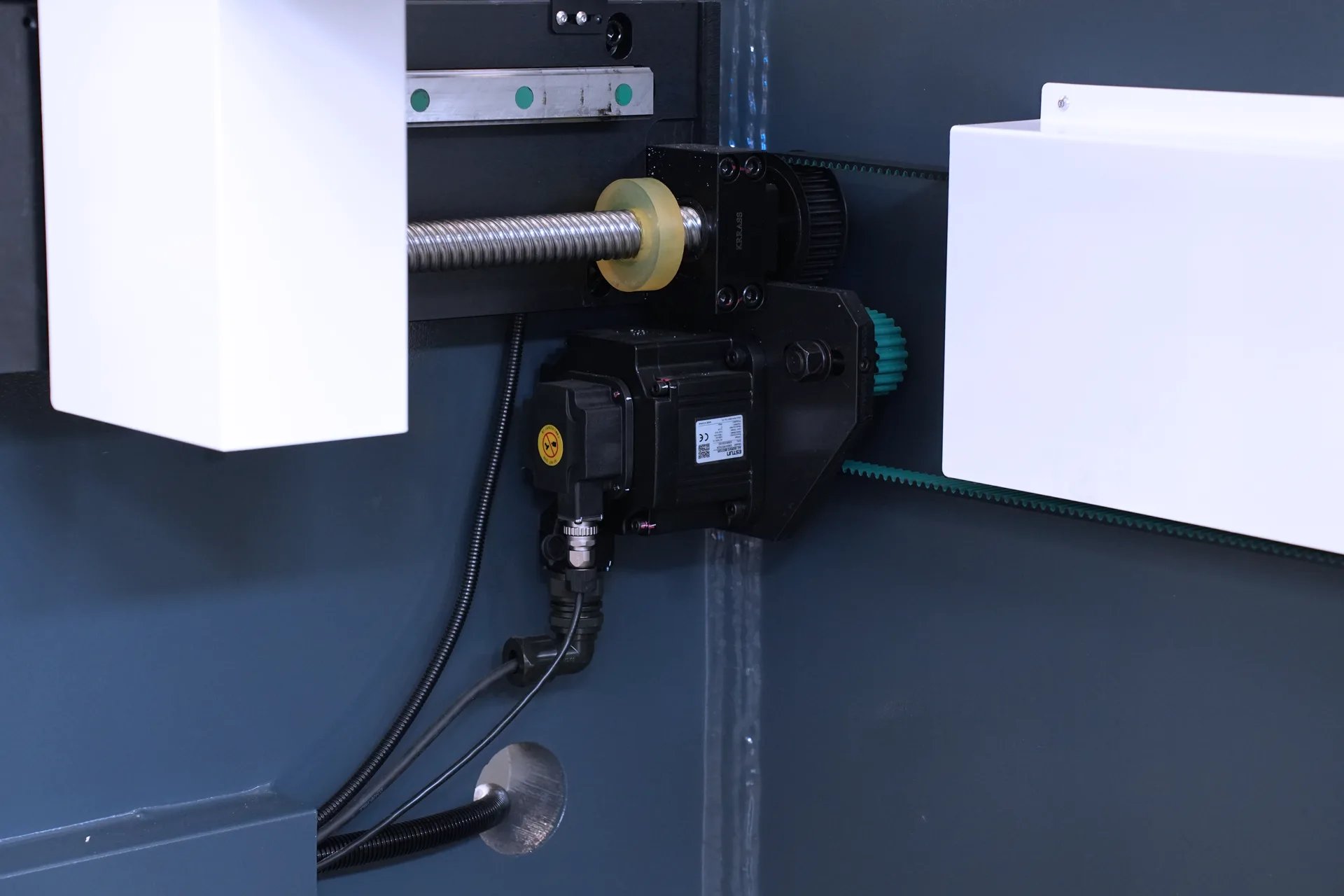 Сервомотор по оси X